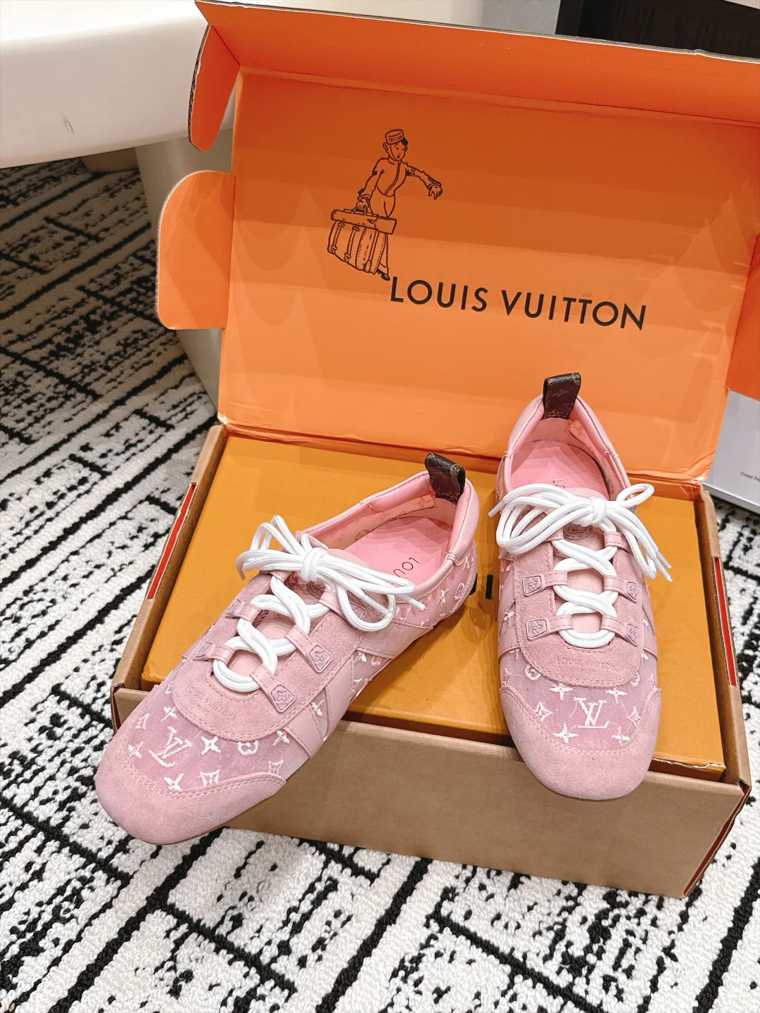 Кроссовки Женские Louis Vuitton 17978319