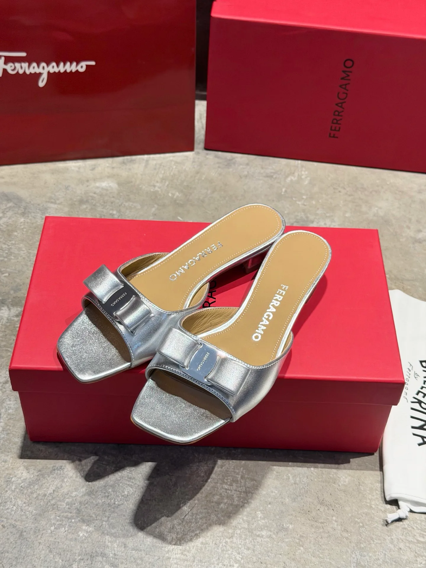 Босоножки Женские Salvatore Ferragamo 17642572