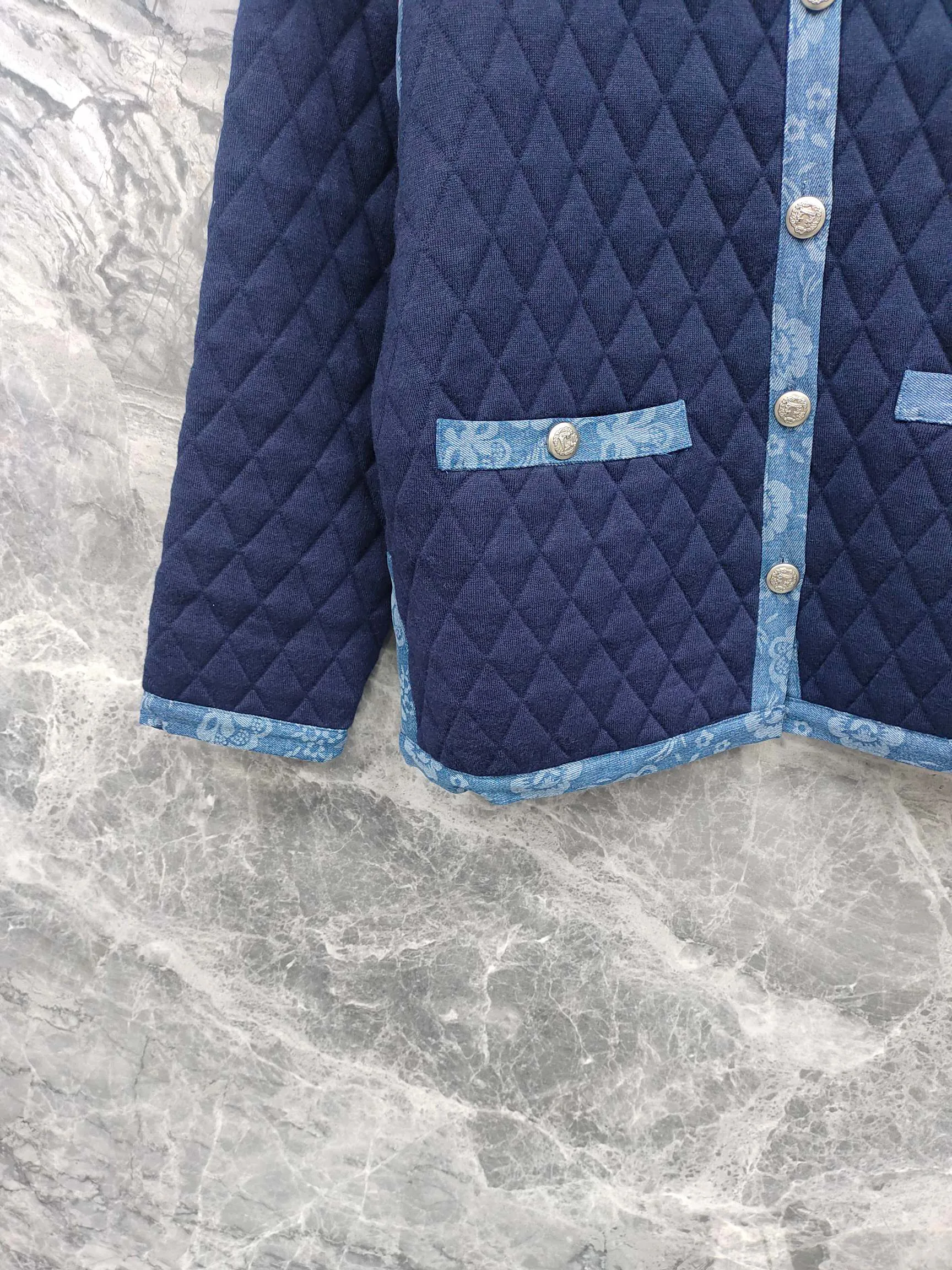 Куртки И Пуховики Женские Chanel 18743609