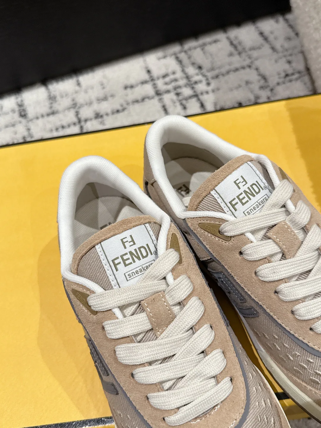 Кроссовки Женские Fendi 11567538