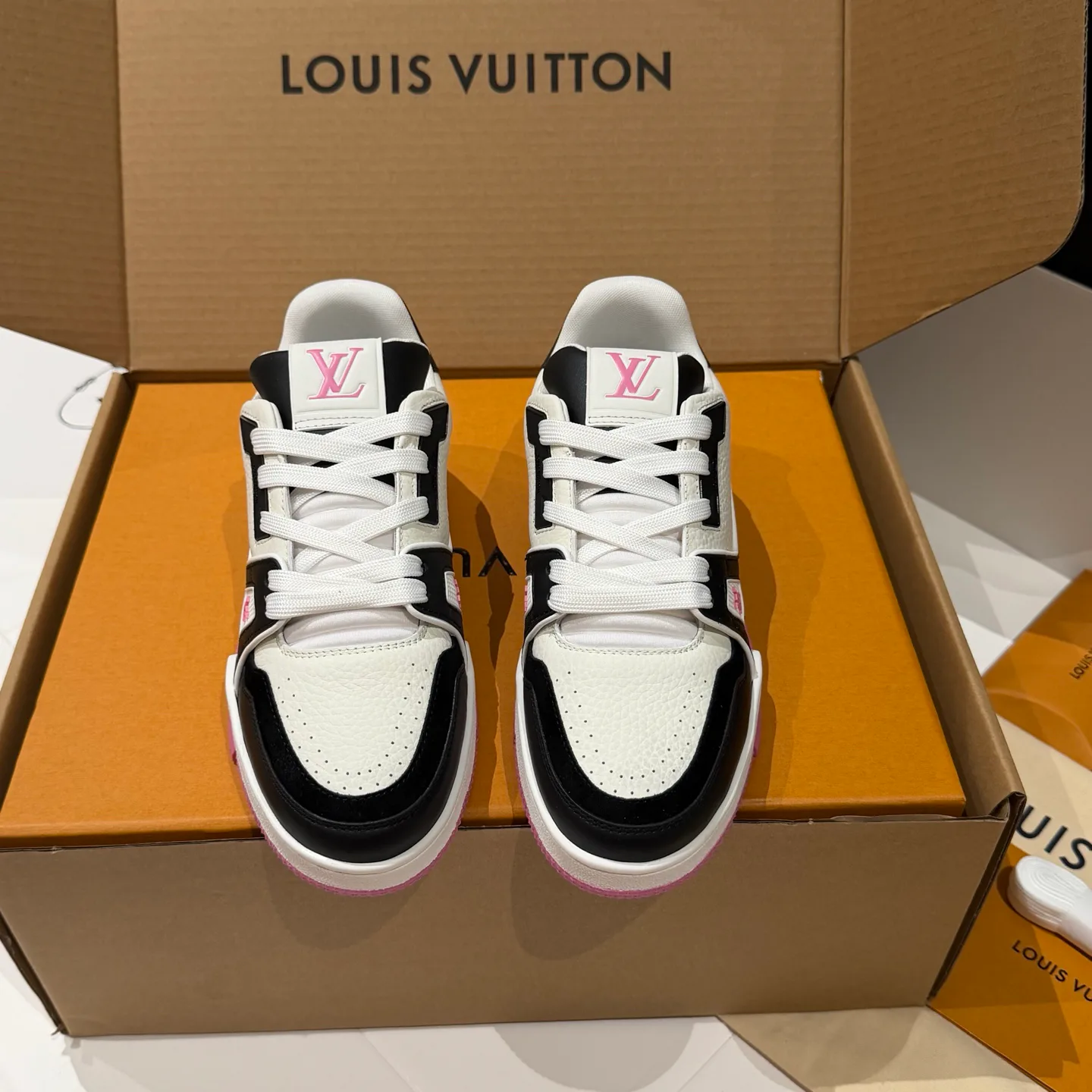 Кроссовки Женские Louis Vuitton 18121557
