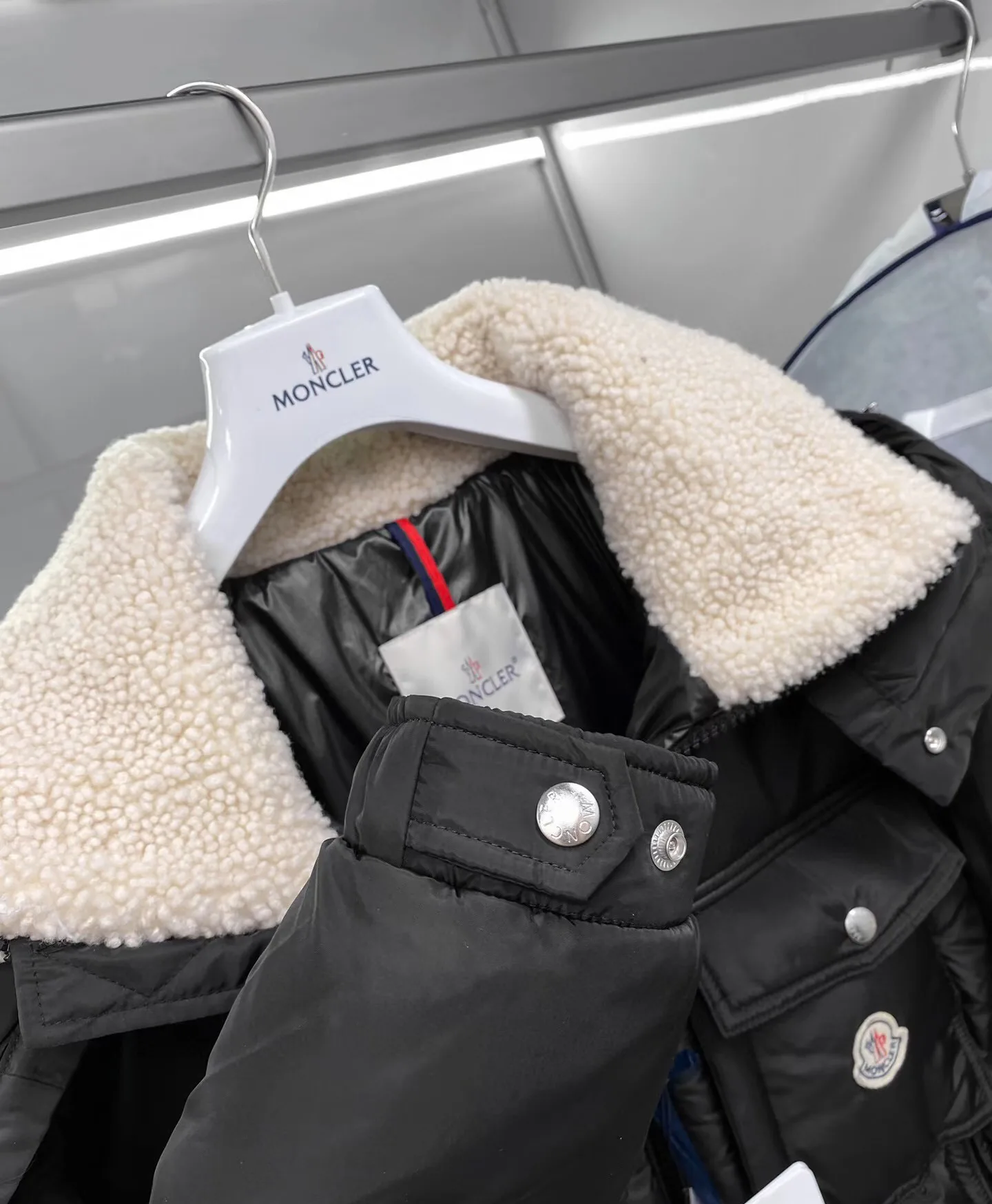 Куртки И Пуховики Женские Moncler 17964559