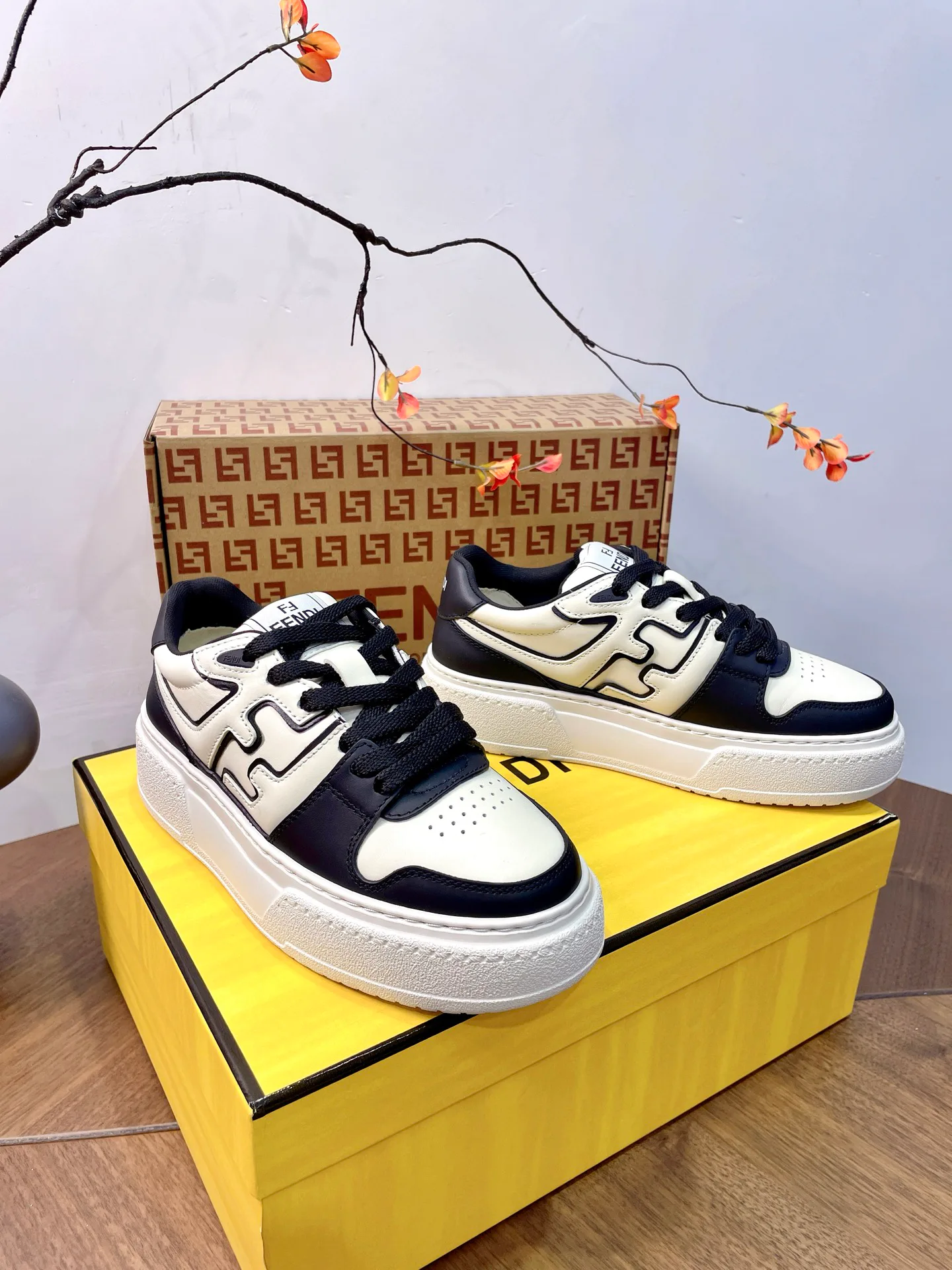 Кроссовки Женские Fendi 17957335