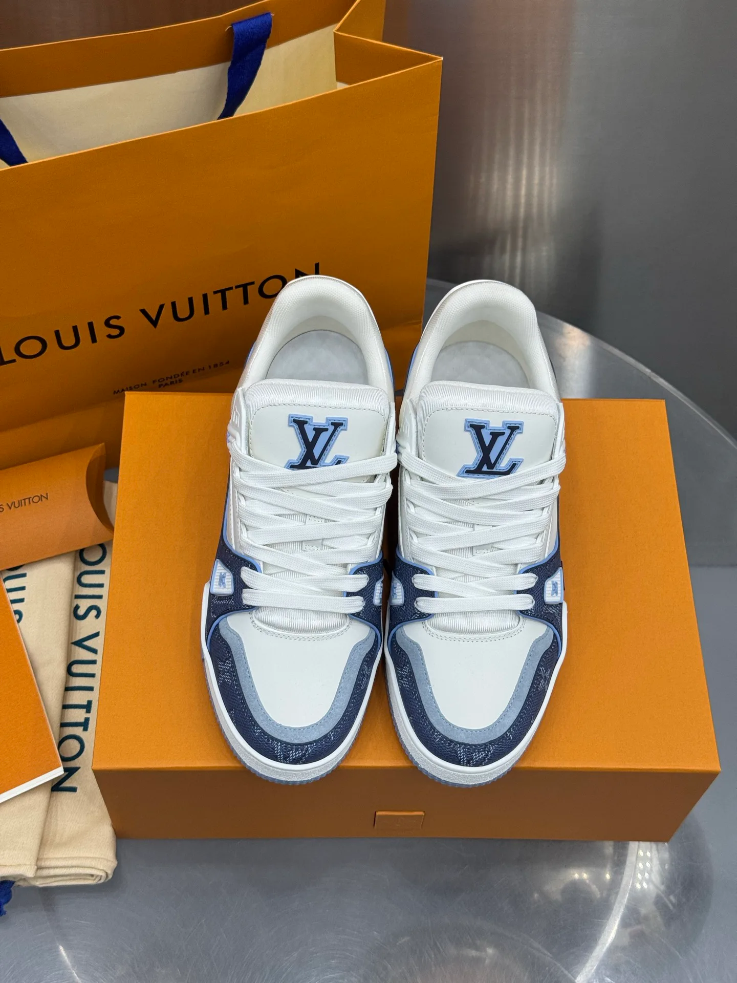 Кроссовки Женские Louis Vuitton 19073332
