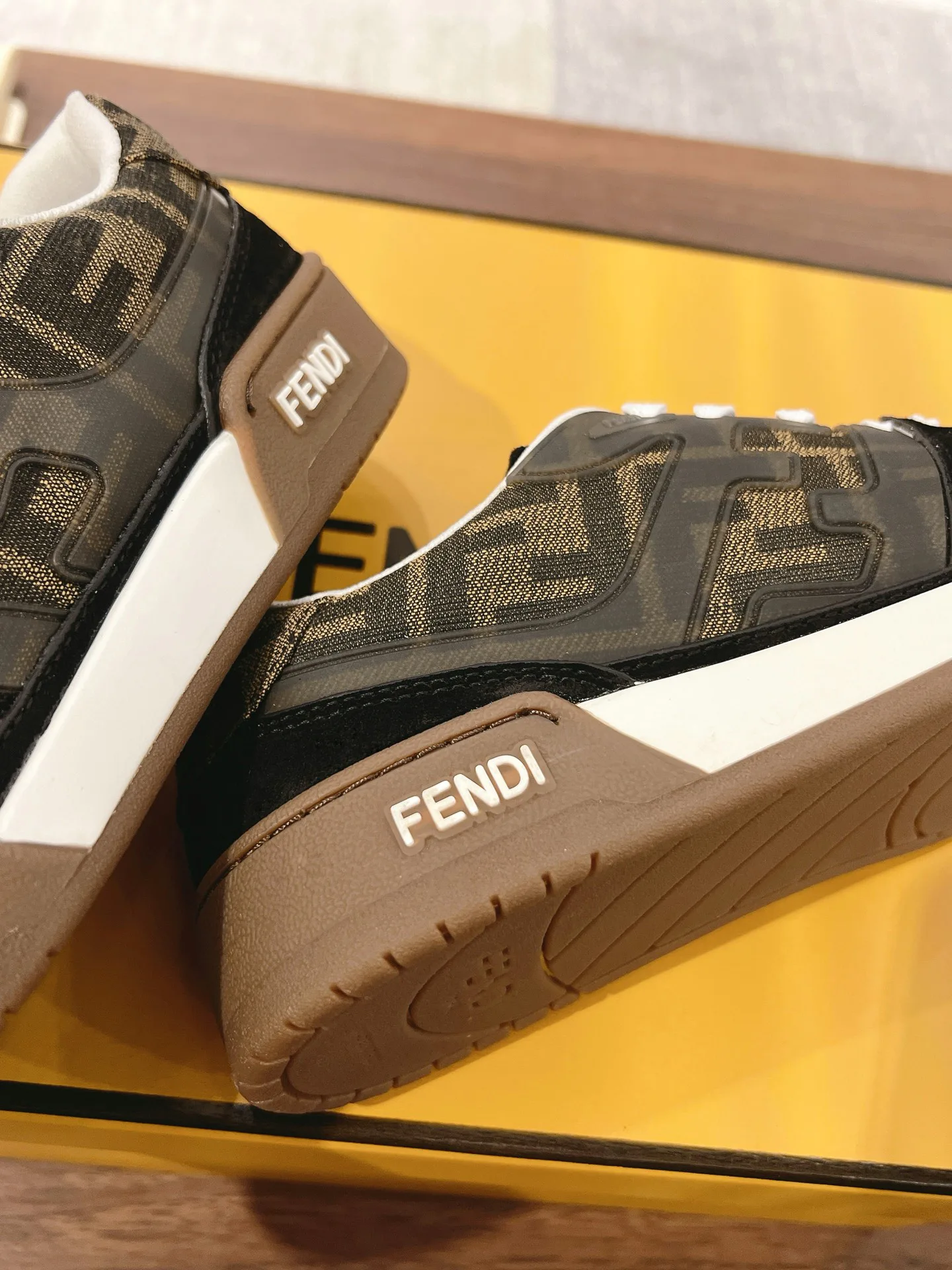 Кроссовки Женские Fendi 18219605
