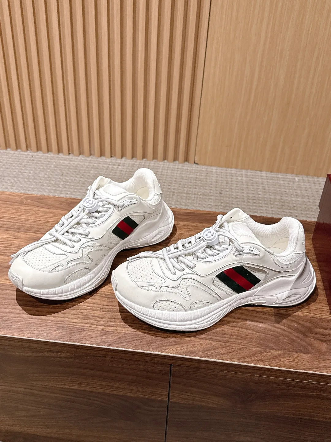 Кроссовки Женские Gucci 18889229
