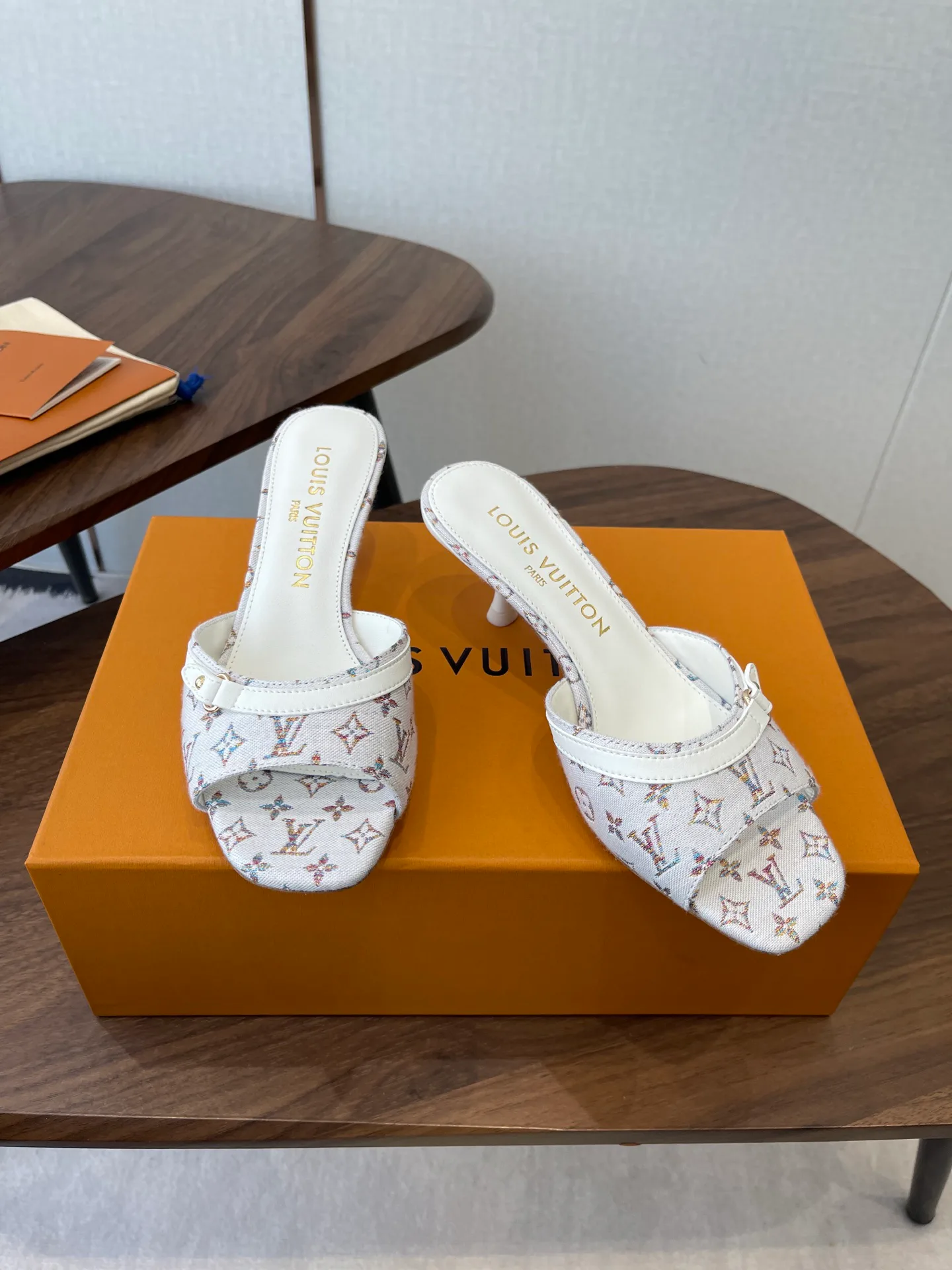 Босоножки Женские Louis Vuitton 12880766