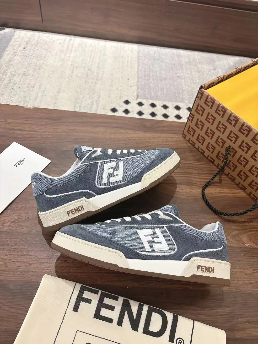 Кроссовки Женские Fendi 18219521