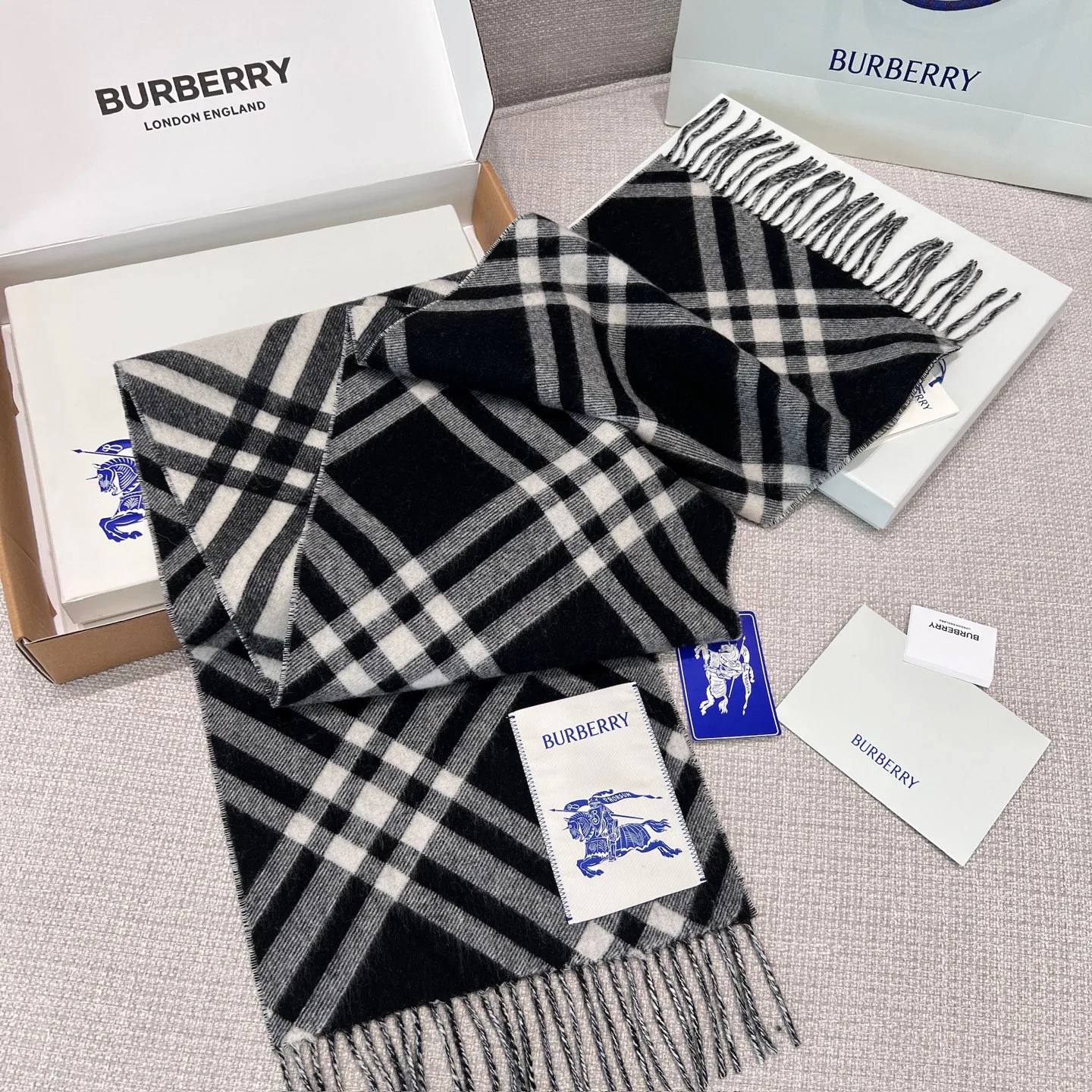 Шарфы Burberry 17945515