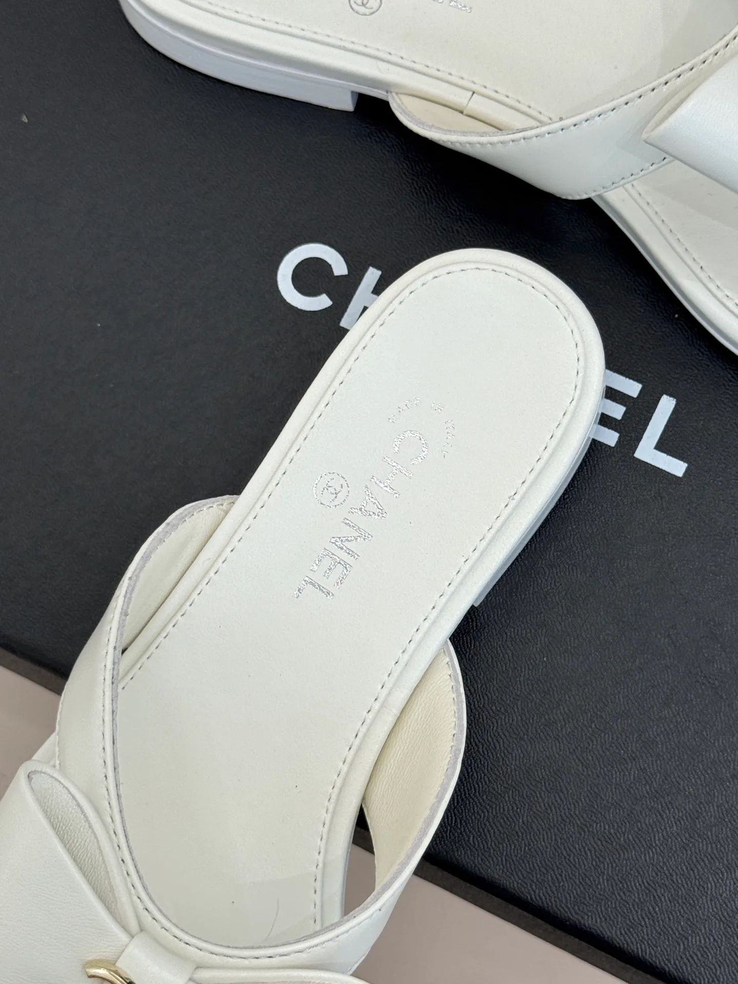 Шлепанцы Женские Chanel 16965746
