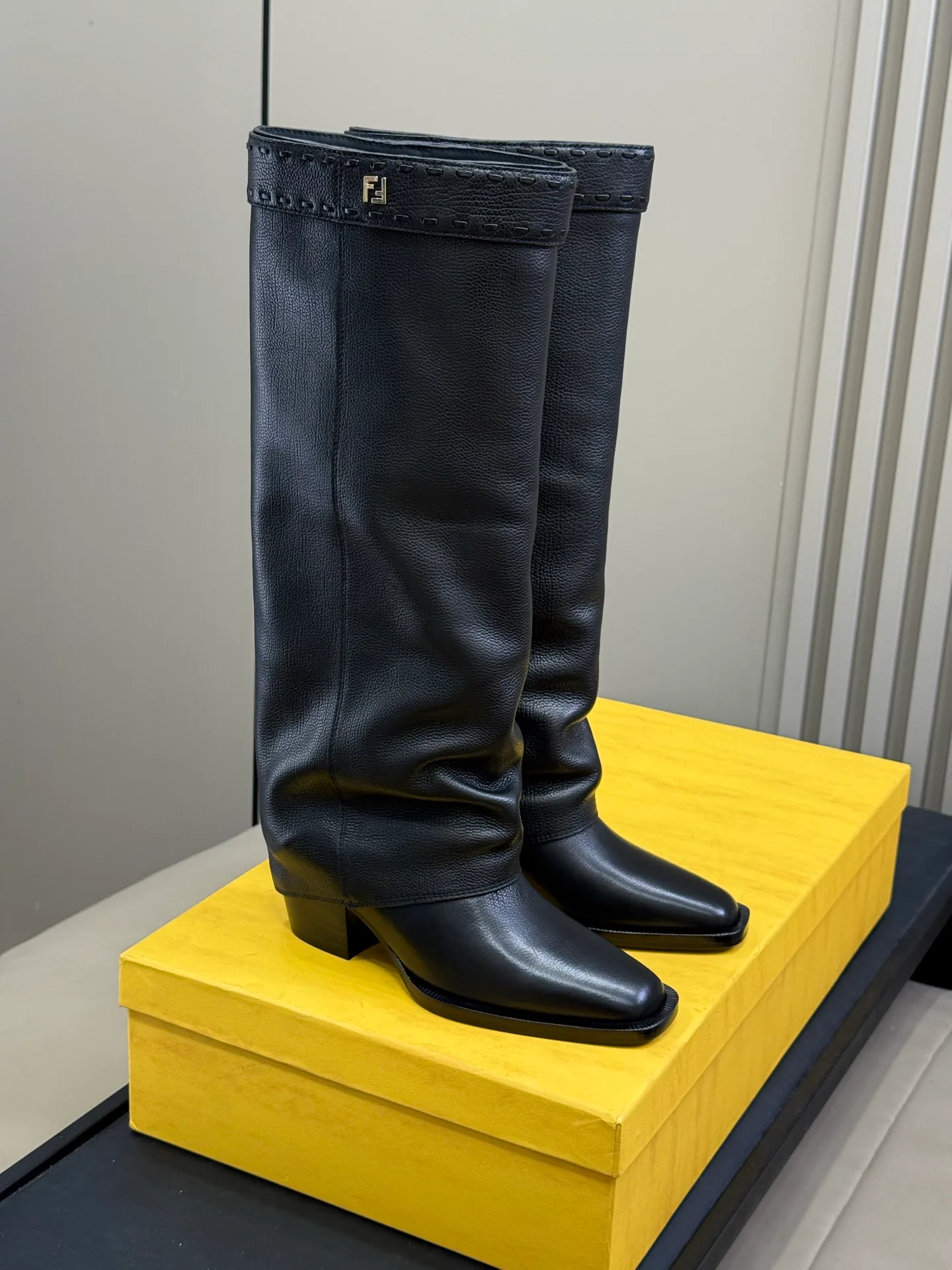 Сапоги Женские Fendi 18370132