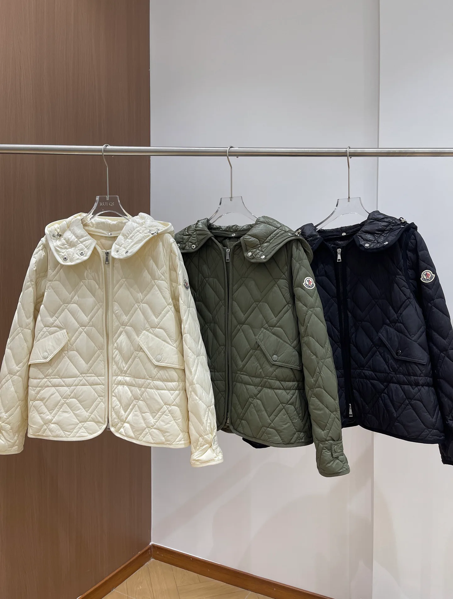 Куртки И Пуховики Женские Moncler 19422820