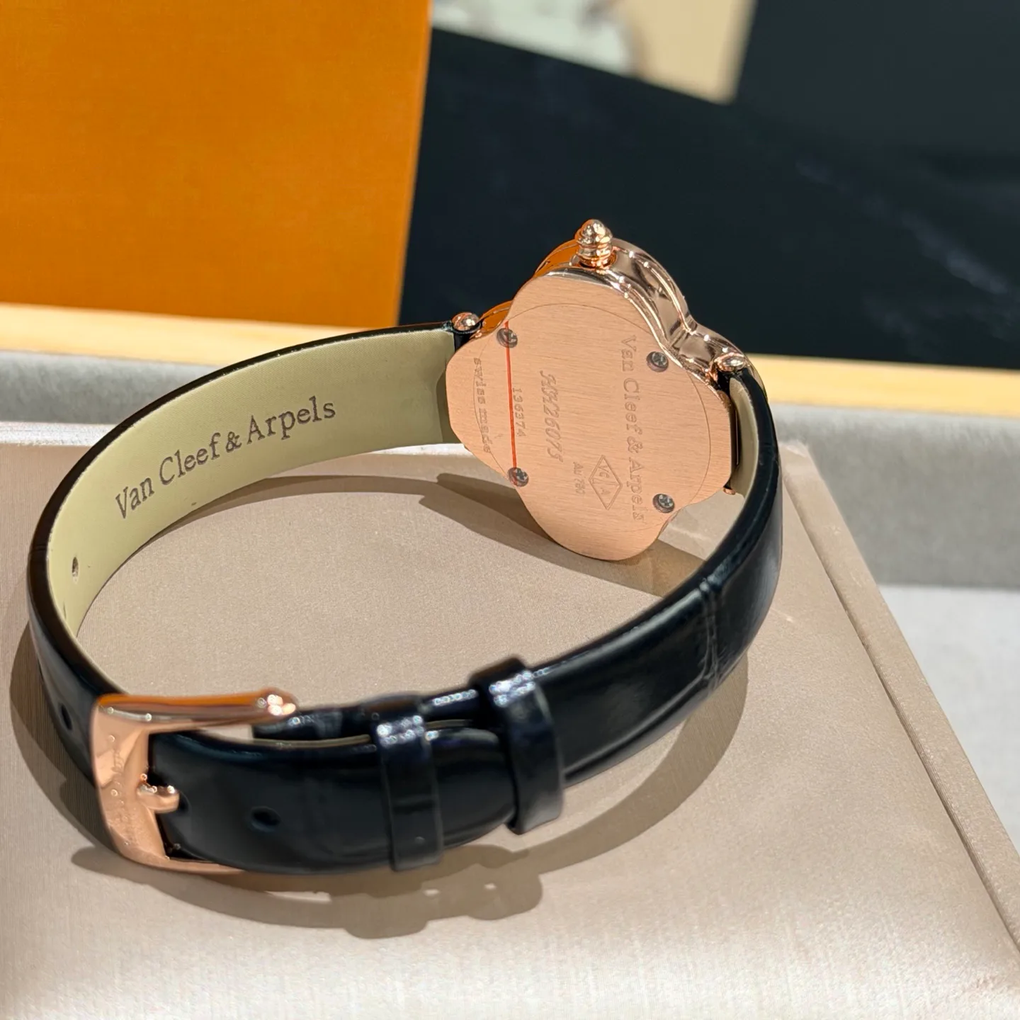 Часы Женские Van Cleef & Arpels 18362059