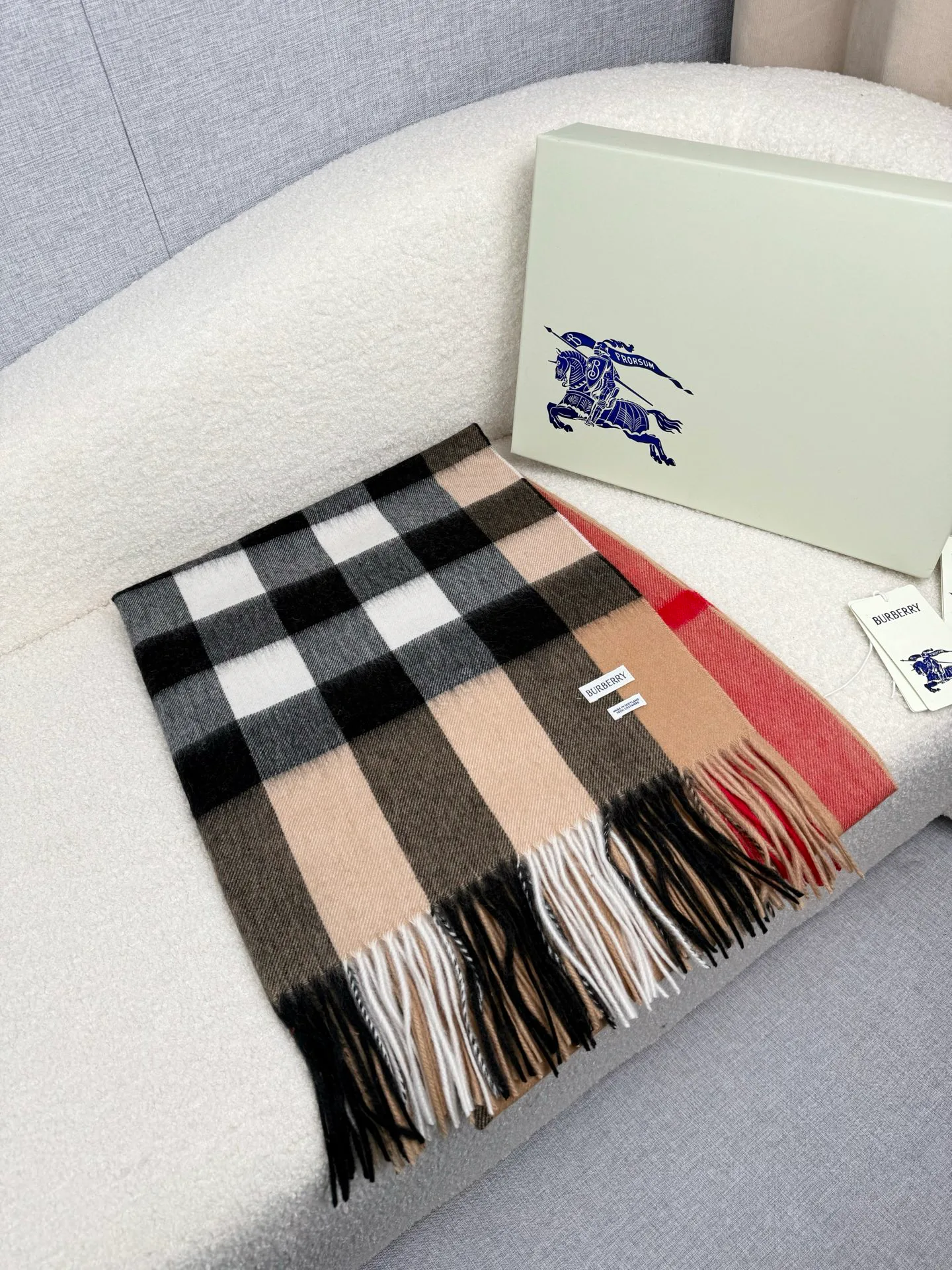 Шарфы Burberry 18675480