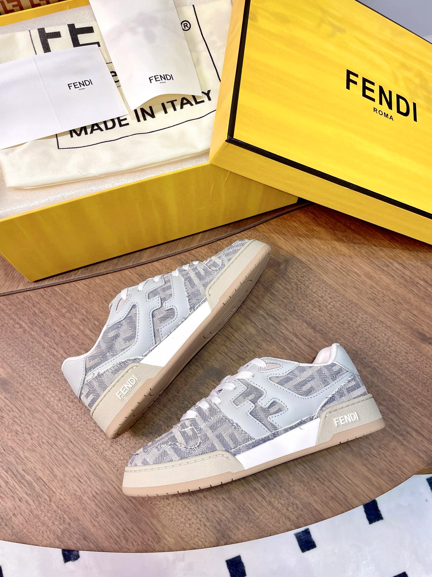 Кроссовки Женские Fendi 17957354