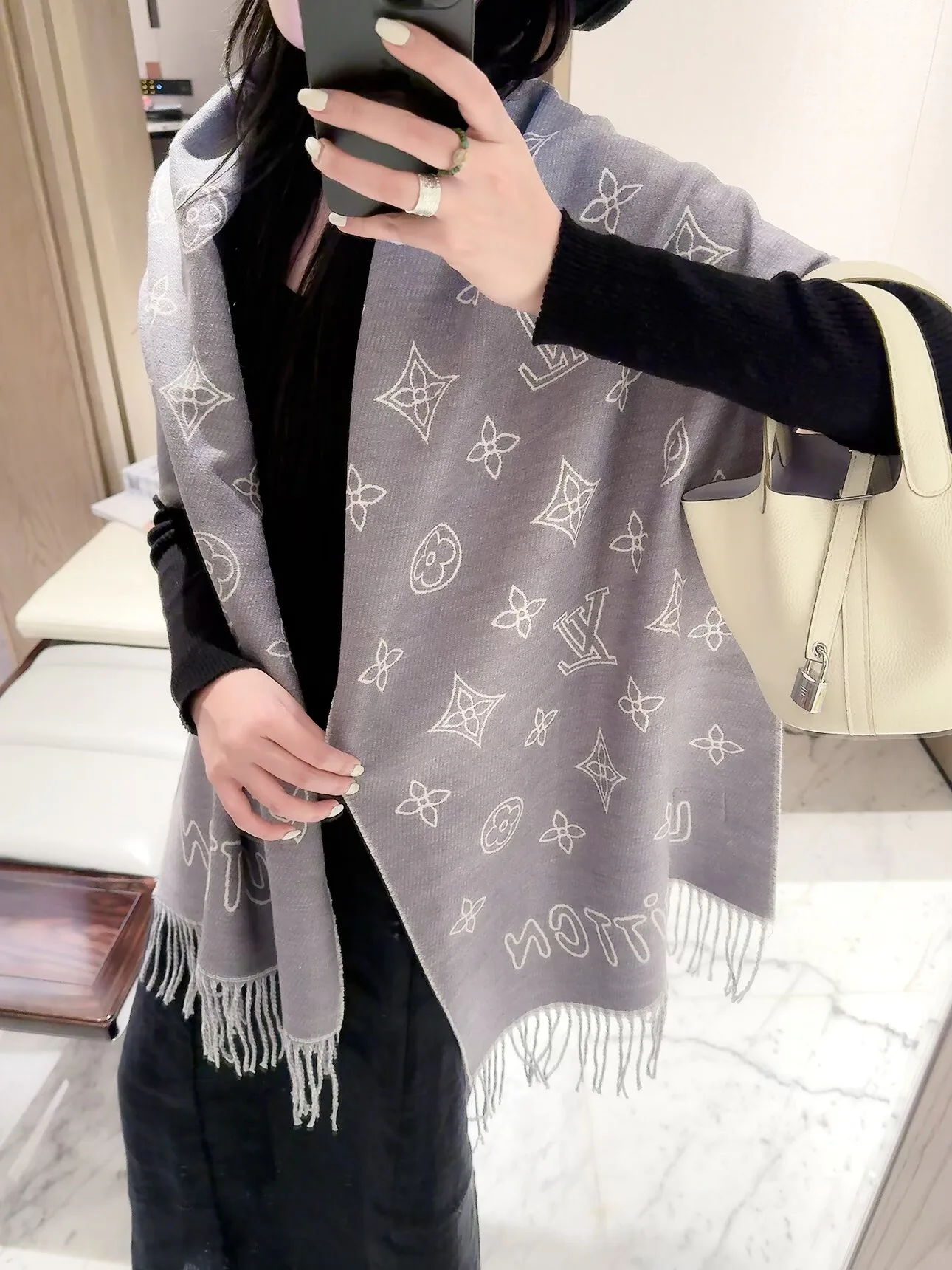 Шарфы Louis Vuitton 18377557