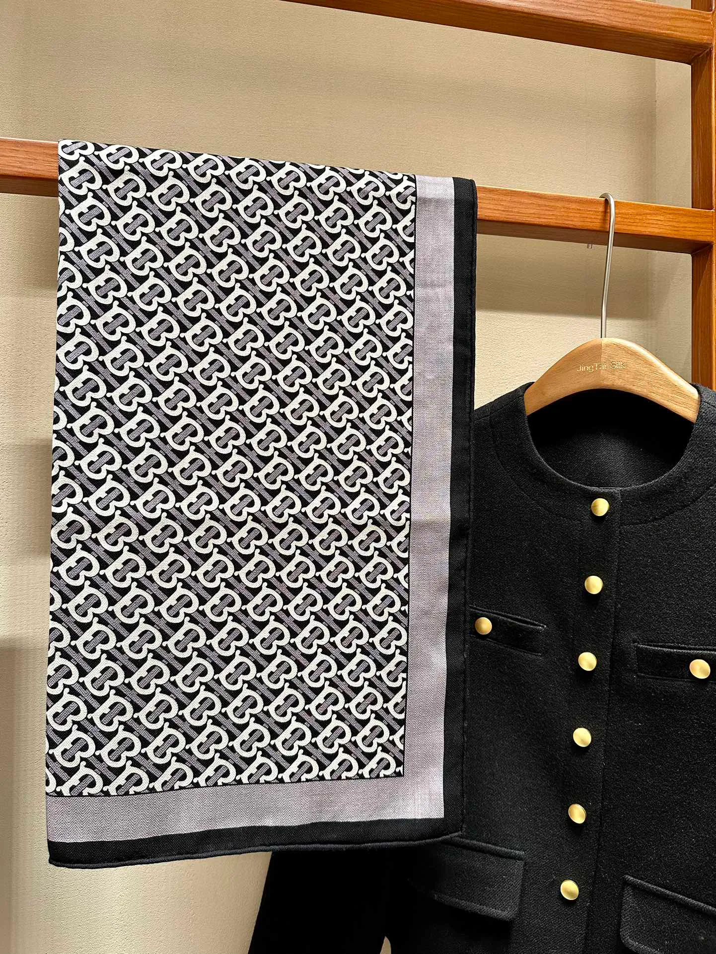 Шарфы Burberry 12644846