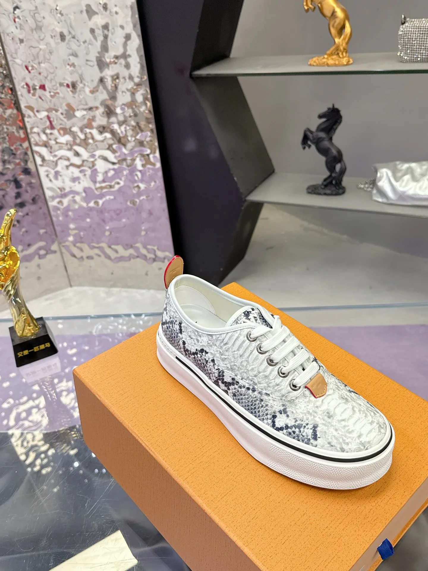 Кроссовки Мужские Louis Vuitton 17930911