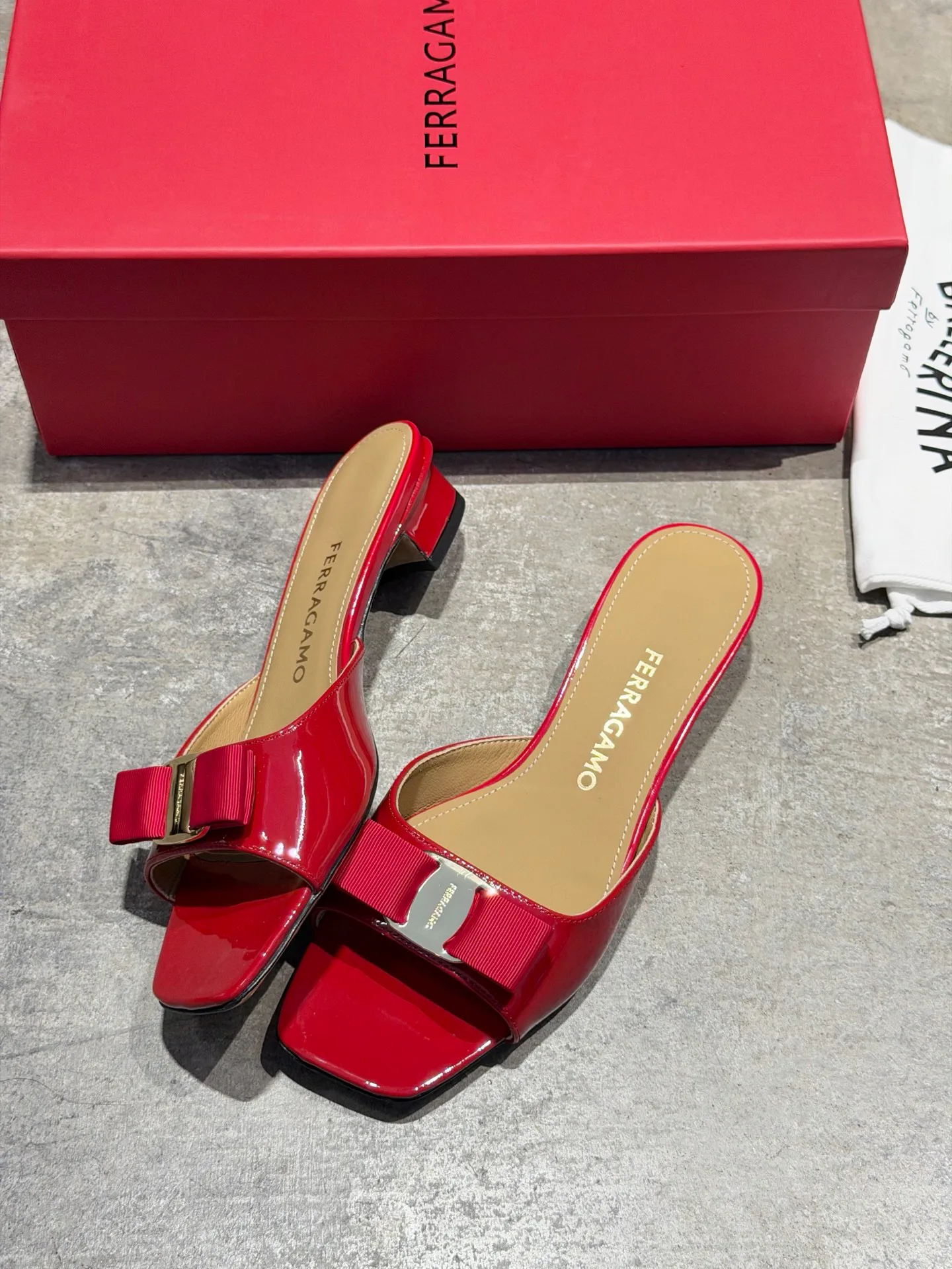 Босоножки Женские Salvatore Ferragamo 17642571