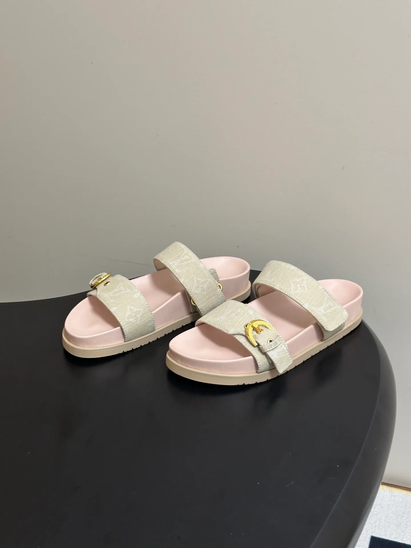 Шлепанцы Женские Louis Vuitton 18049598