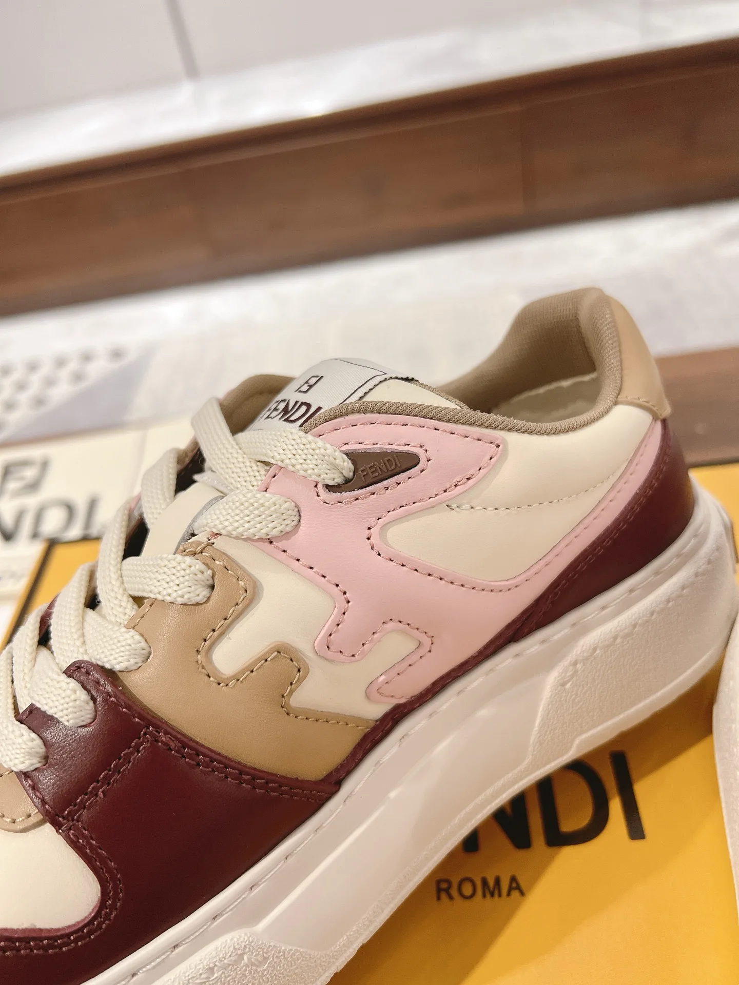 Кроссовки Женские Fendi 18219633