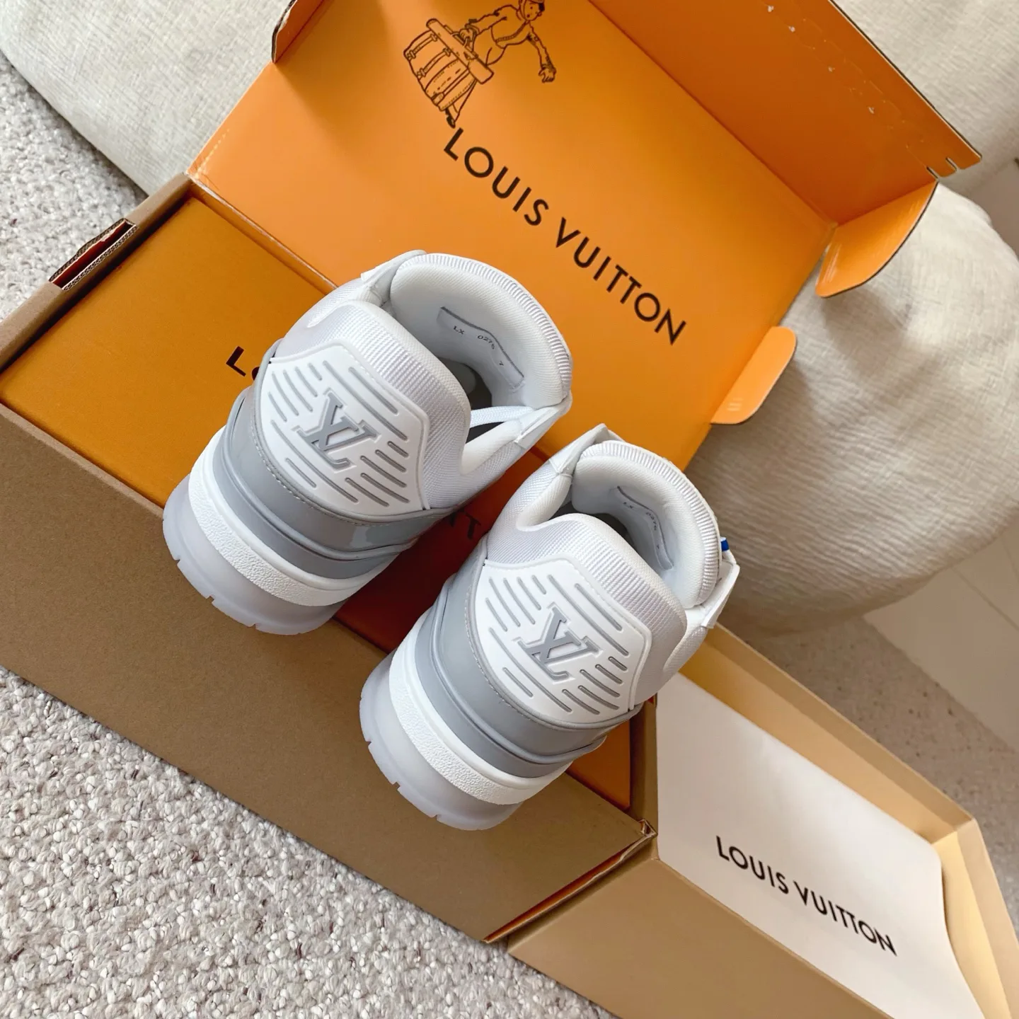 Кроссовки Женские Louis Vuitton 18375819