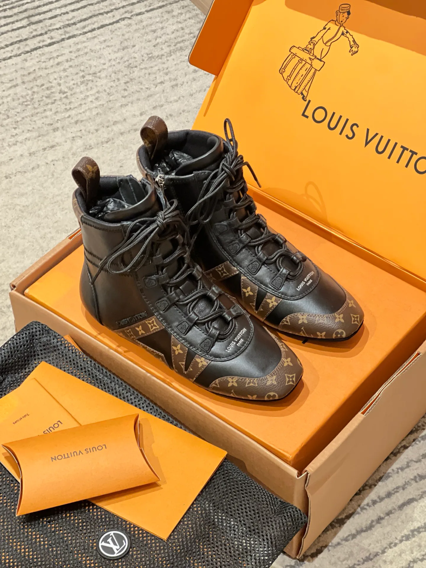 Кроссовки Женские Louis Vuitton 18194174