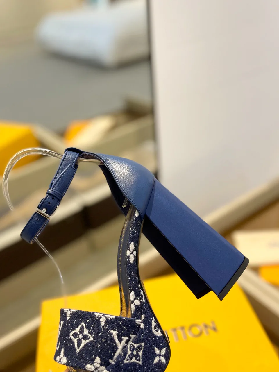 Босоножки Женские Louis Vuitton 17946842