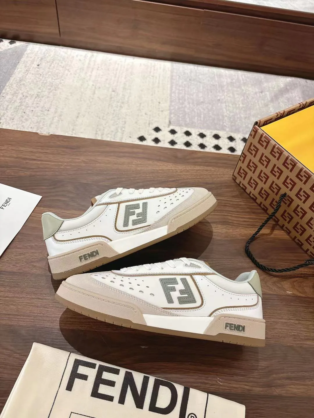 Кроссовки Женские Fendi 18219519