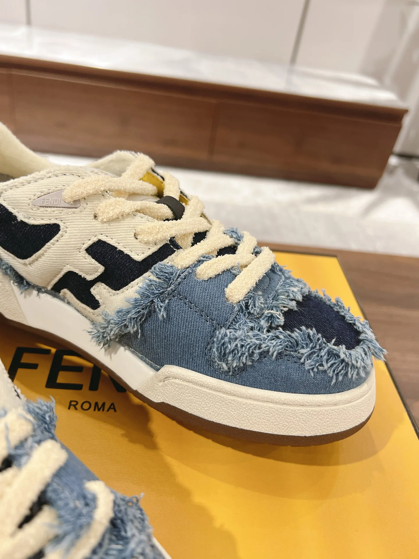 Кроссовки Женские Fendi 18219590