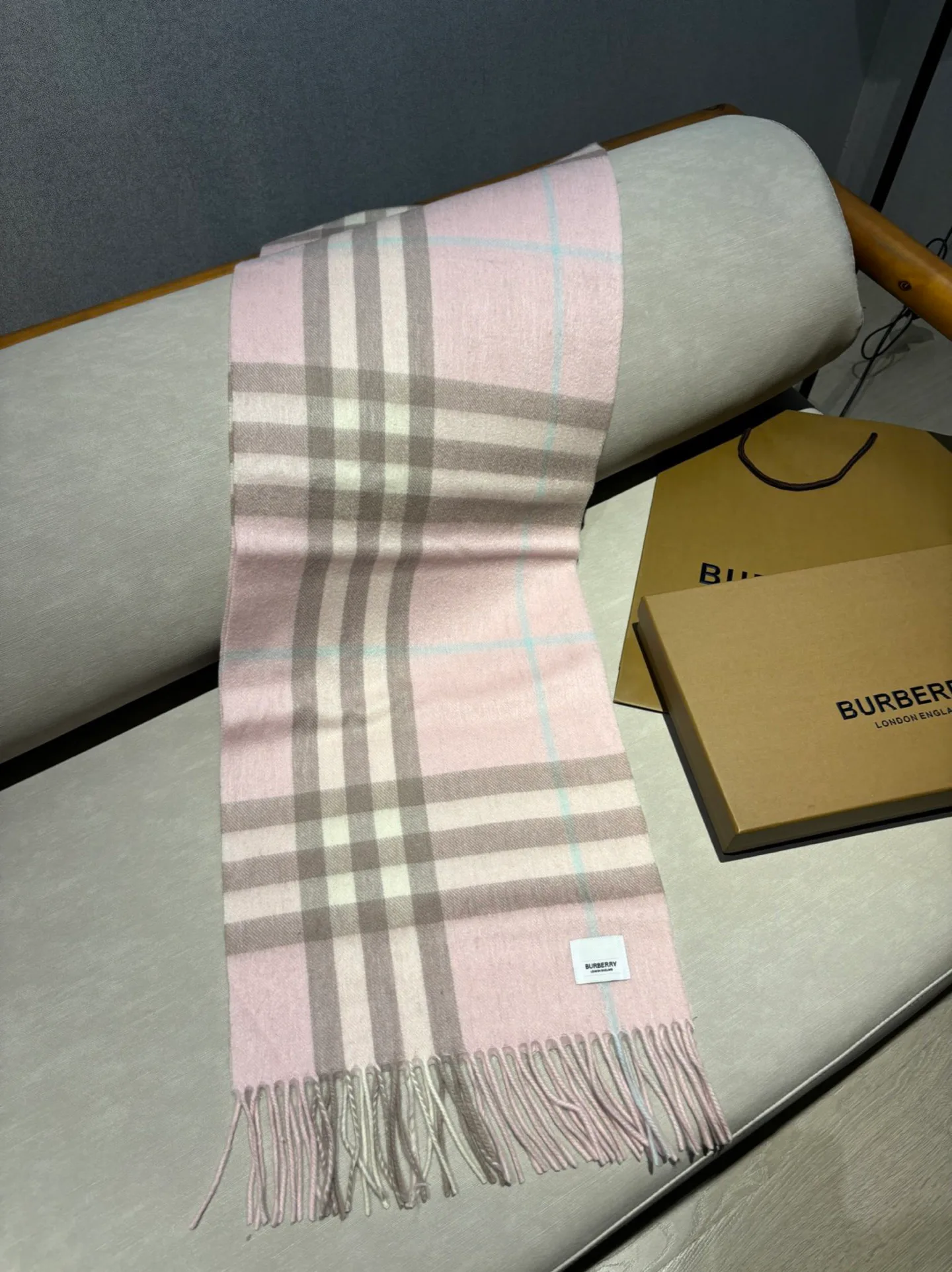 Шарфы Burberry 18507479