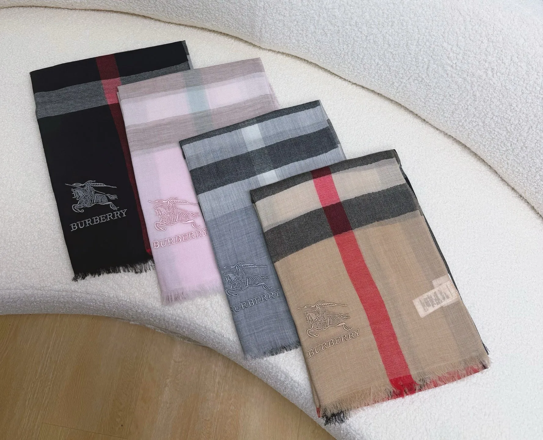Шарфы Burberry 18426917