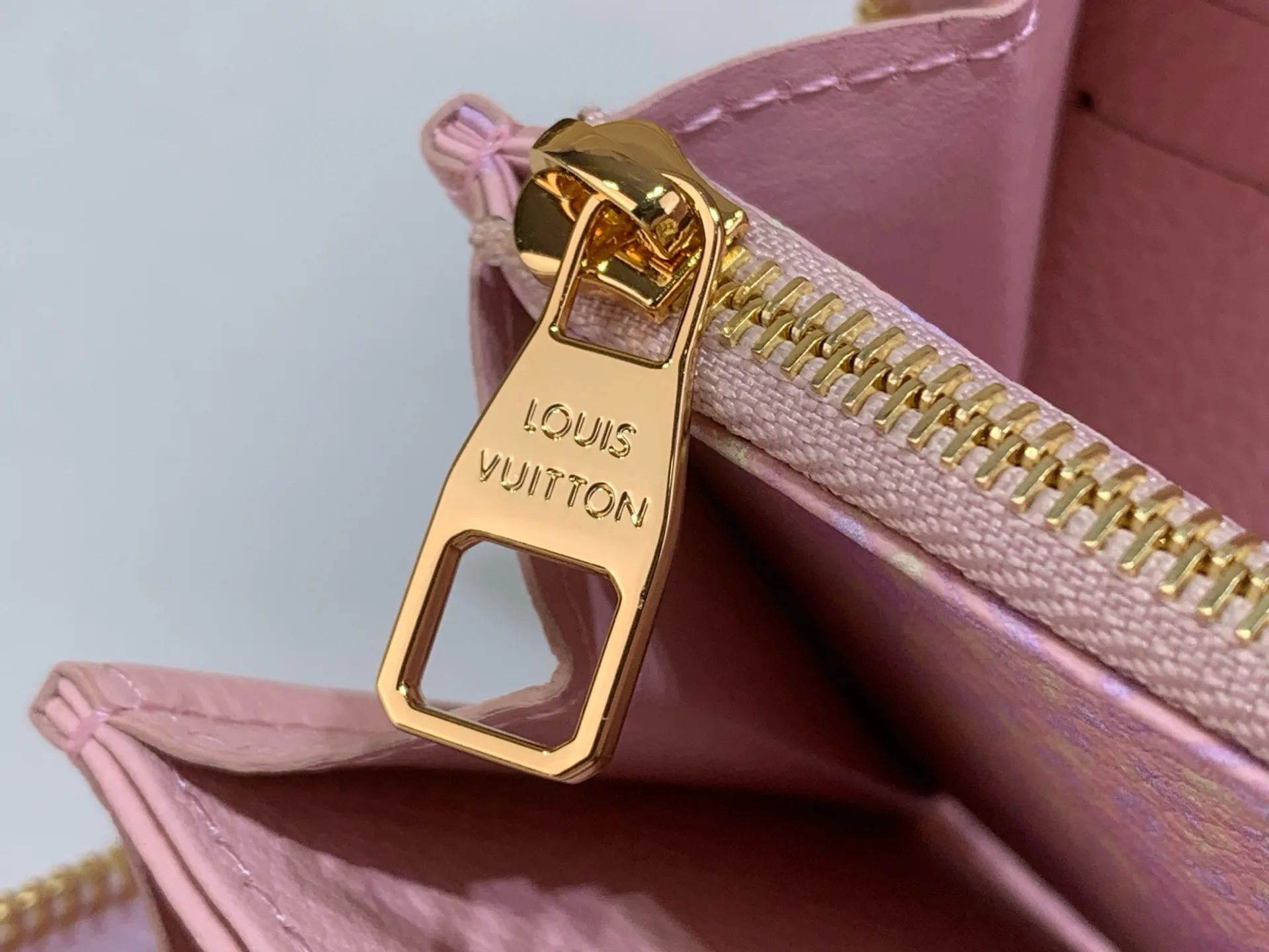 Клатчи Женские Louis Vuitton 17499379