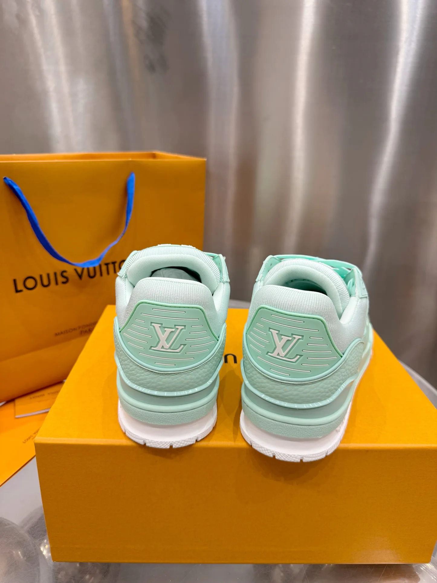 Кроссовки Женские Louis Vuitton 19073370