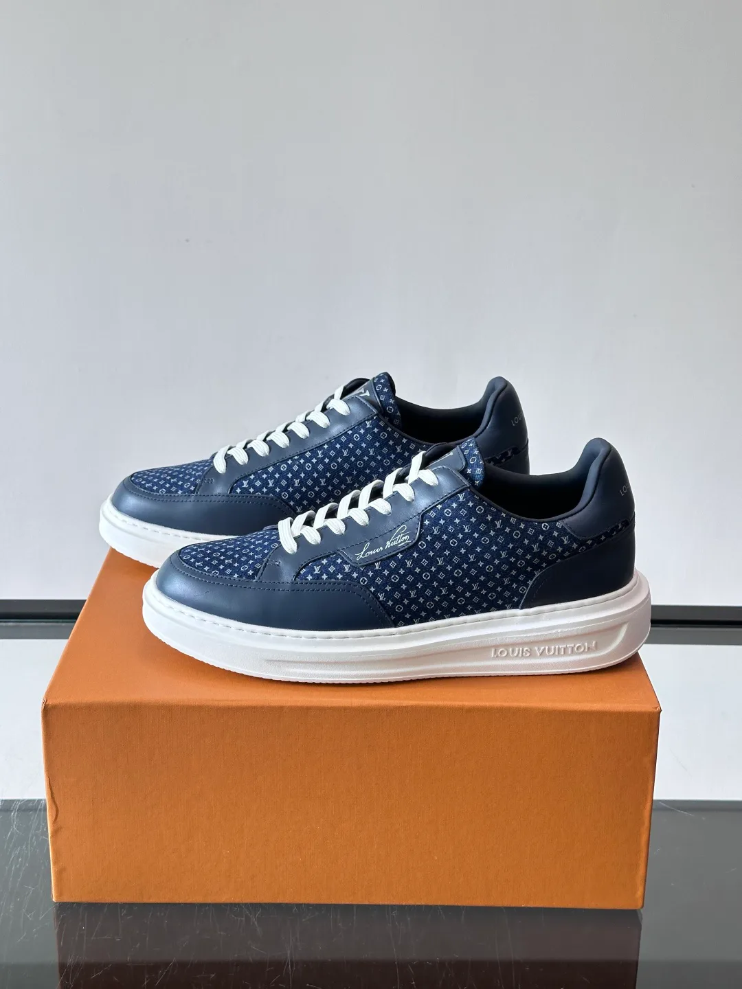 Кроссовки Женские Louis Vuitton 18119008
