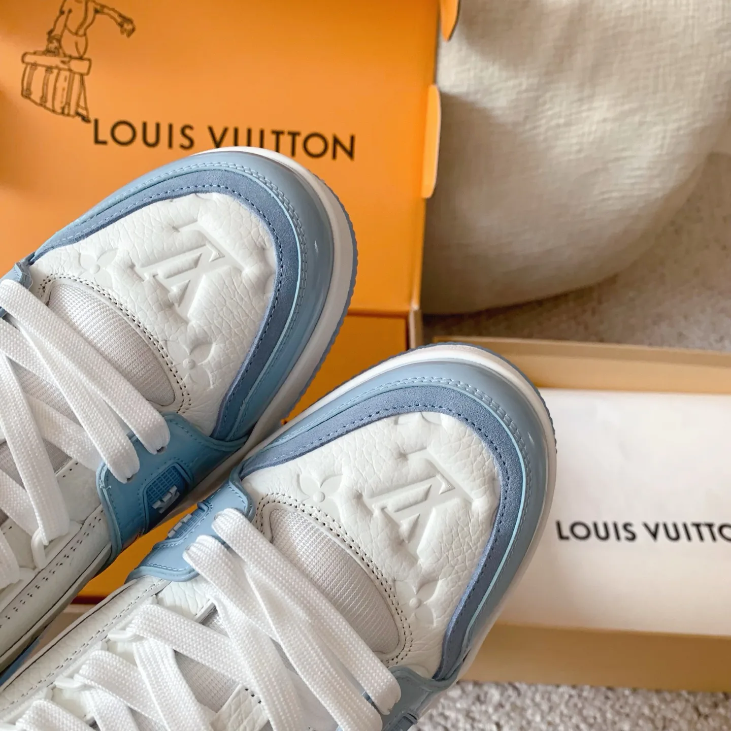 Кроссовки Женские Louis Vuitton 18375817