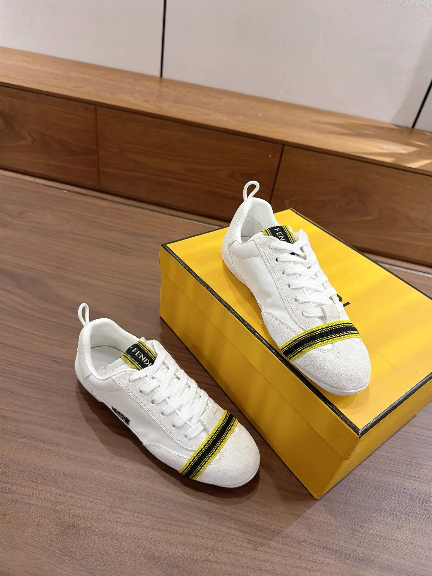 Кроссовки Женские Fendi 18373648