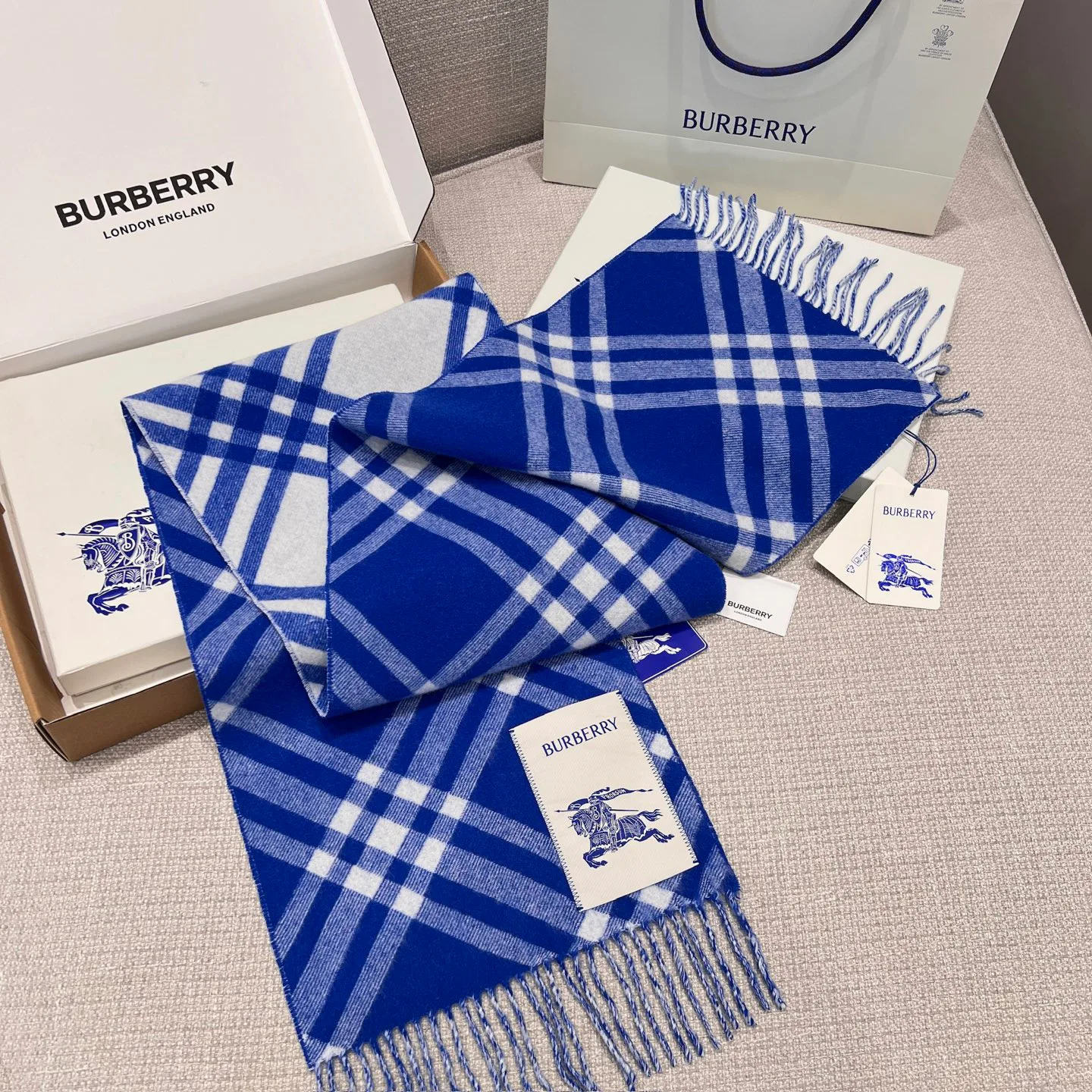 Шарфы Burberry 17945519