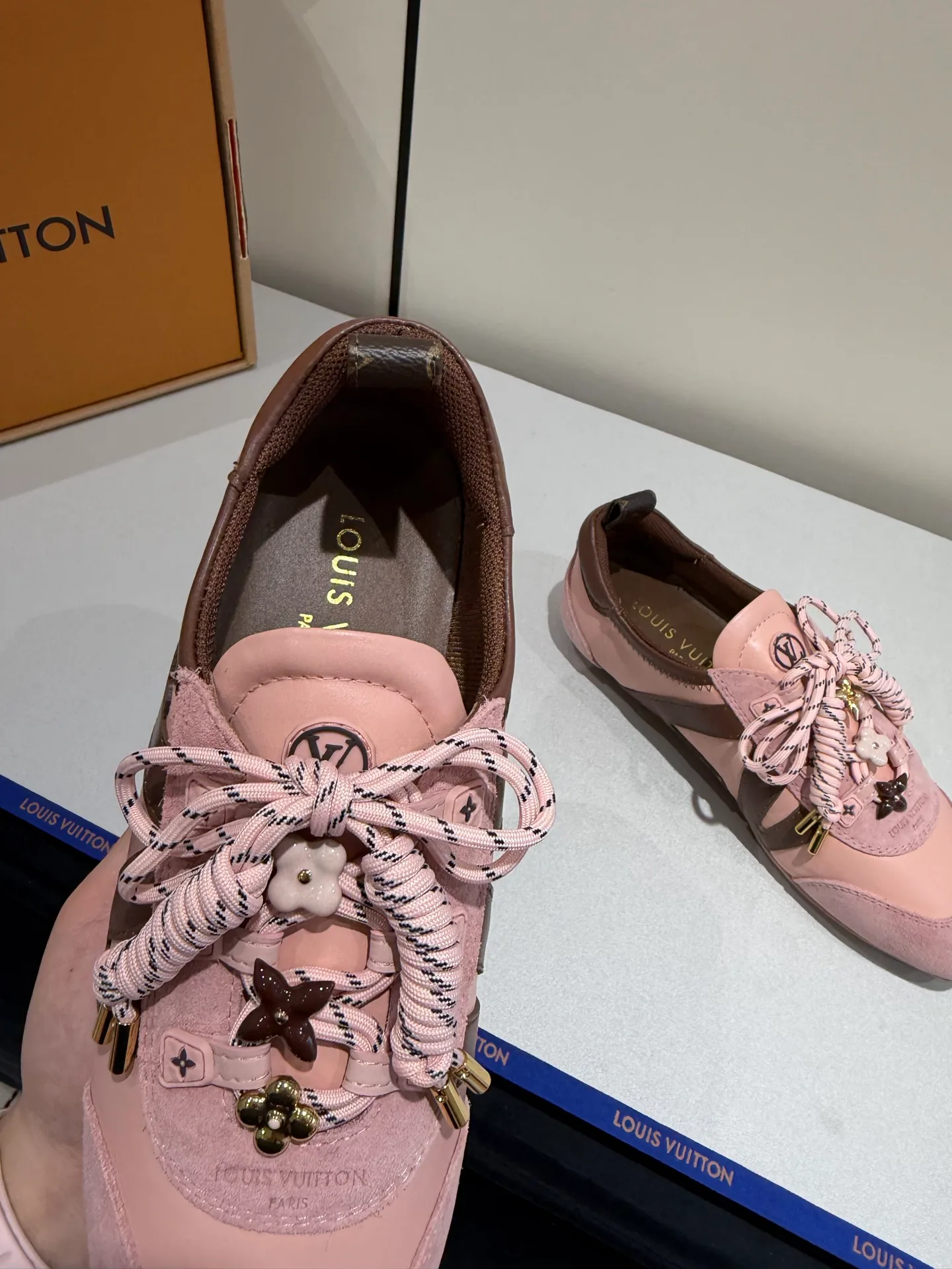 Кроссовки Женские Louis Vuitton 17934908