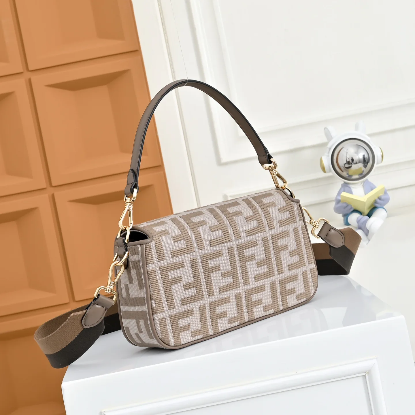 Классические Сумки Женские Fendi 18004263