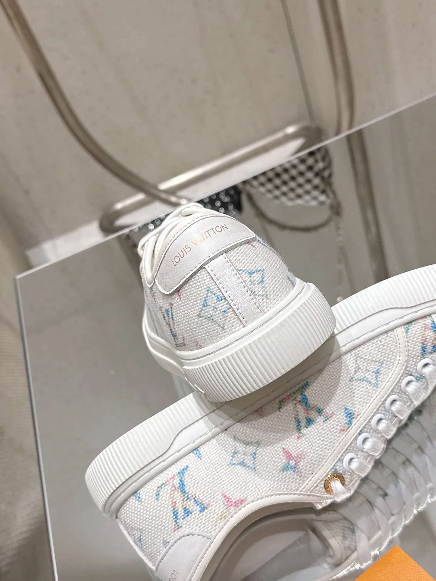 Кроссовки Женские Louis Vuitton 18543572