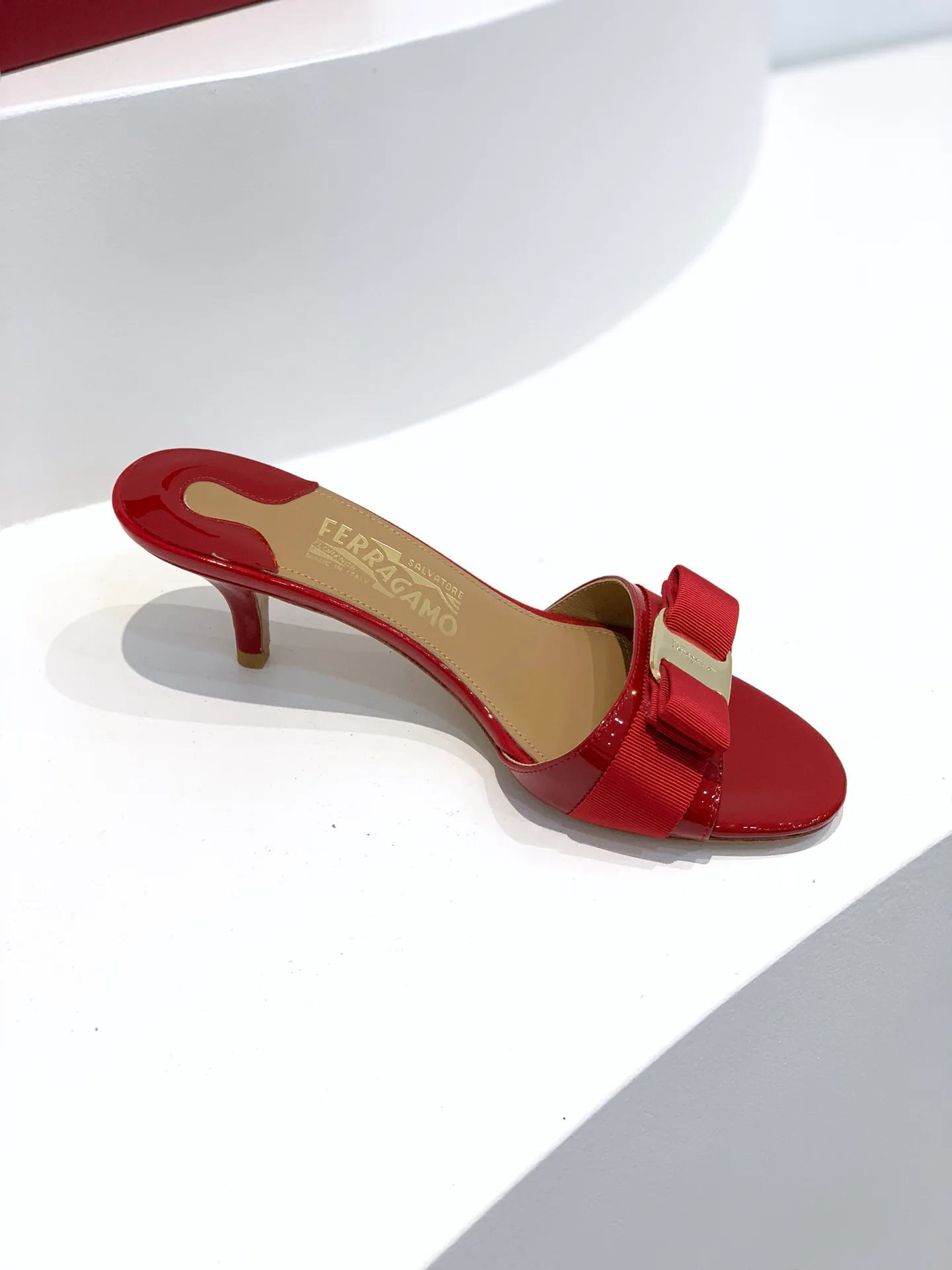 Босоножки Женские Salvatore Ferragamo 17642541