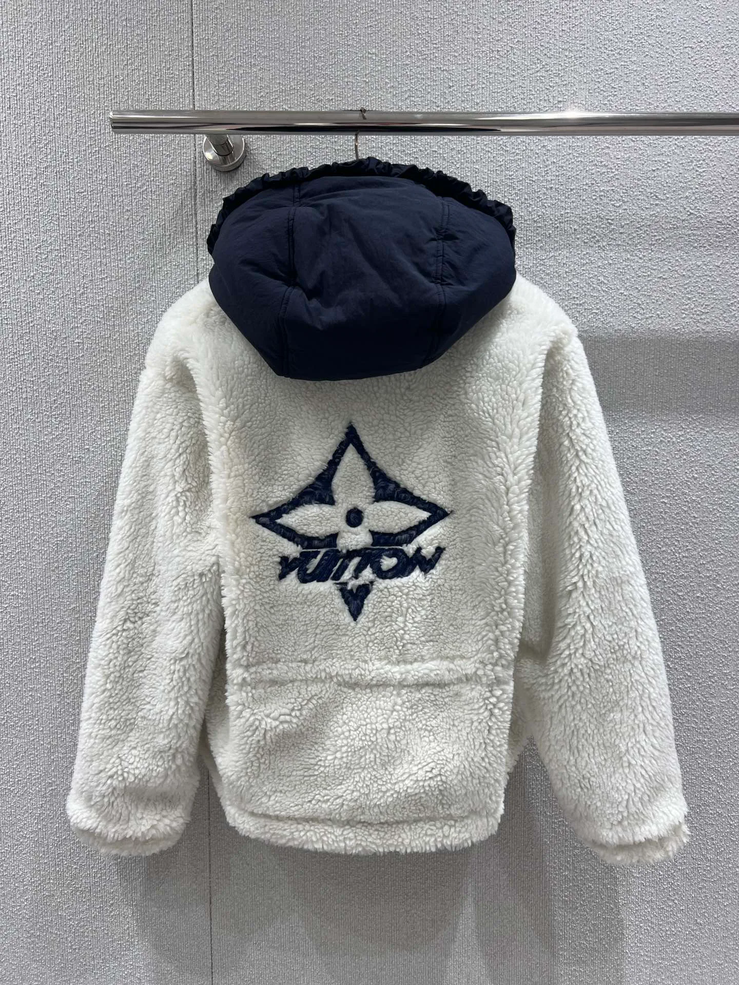 Куртки И Пуховики Женские Louis Vuitton 1068428