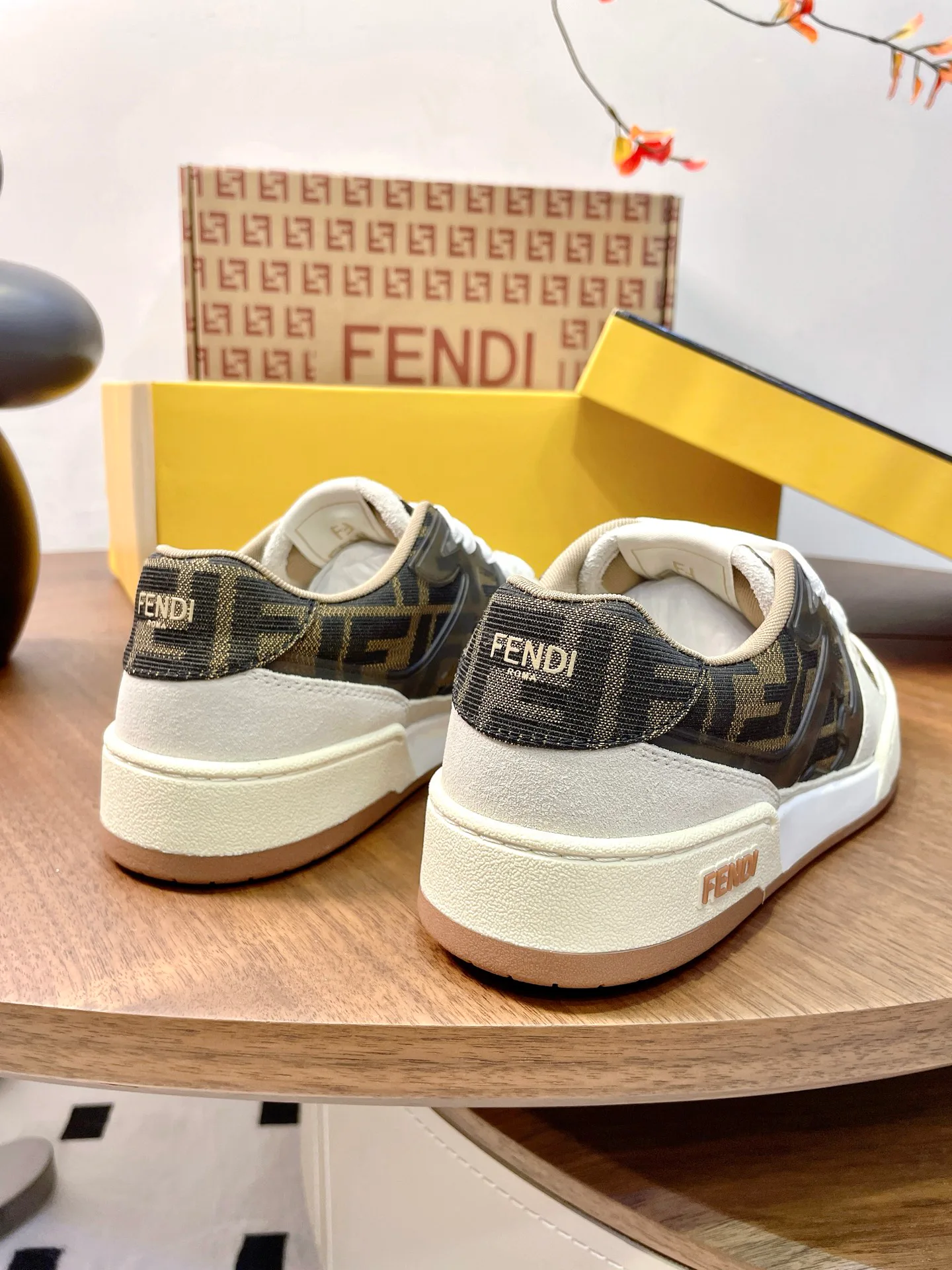 Кроссовки Женские Fendi 17957349