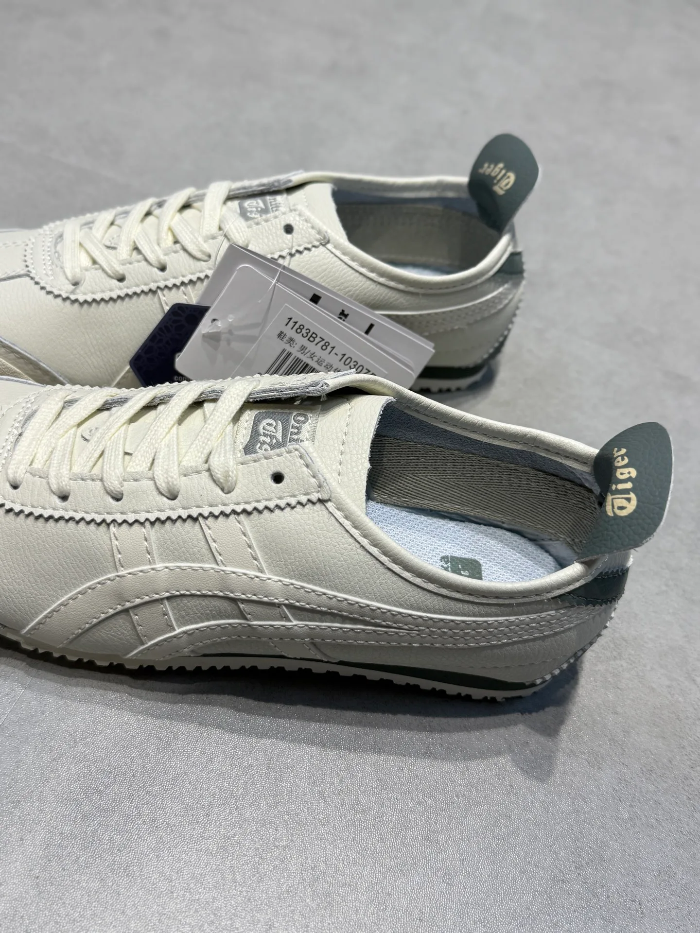 Кроссовки Женские Asics 18192627