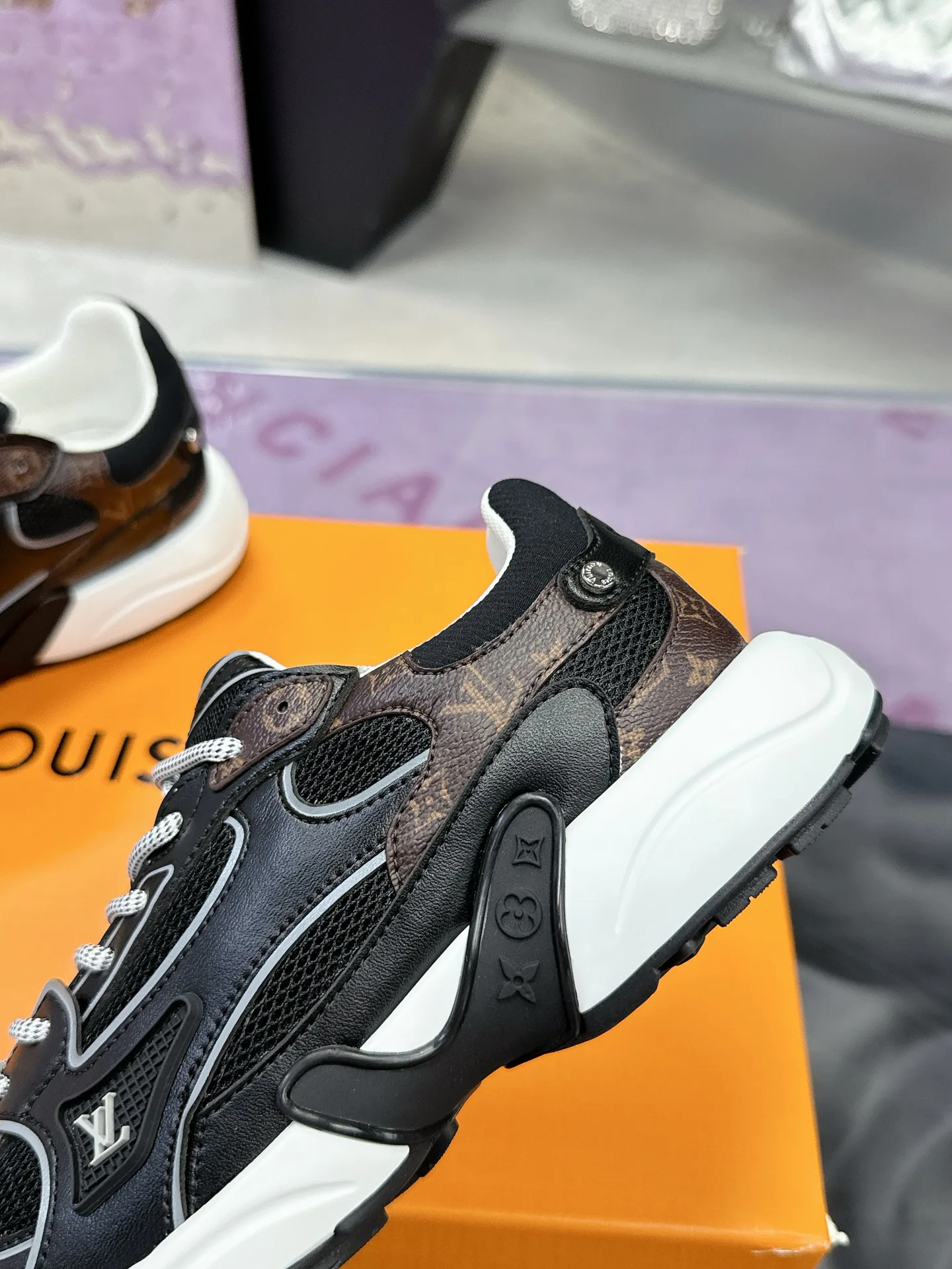 Кроссовки Женские Louis Vuitton 17530429