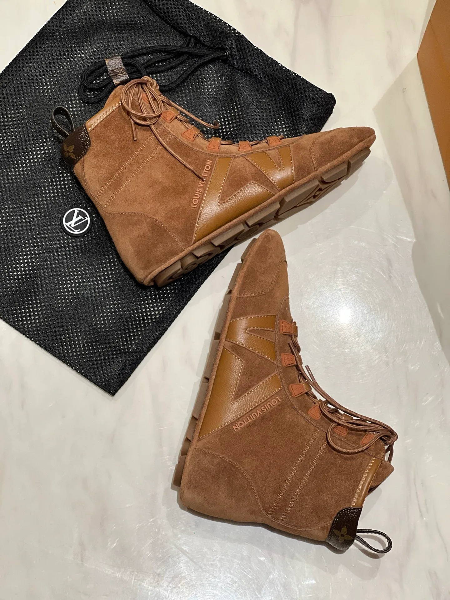 Кроссовки Женские Louis Vuitton 18194175