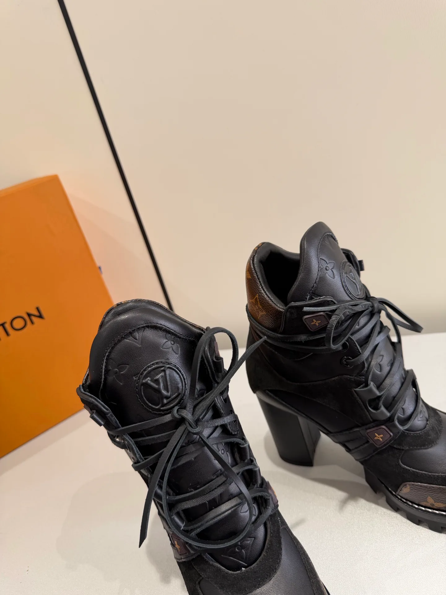 Ботинки Женские Louis Vuitton 19563676