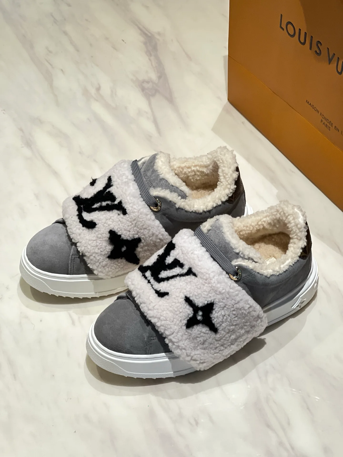 Кроссовки Женские Louis Vuitton 18998309