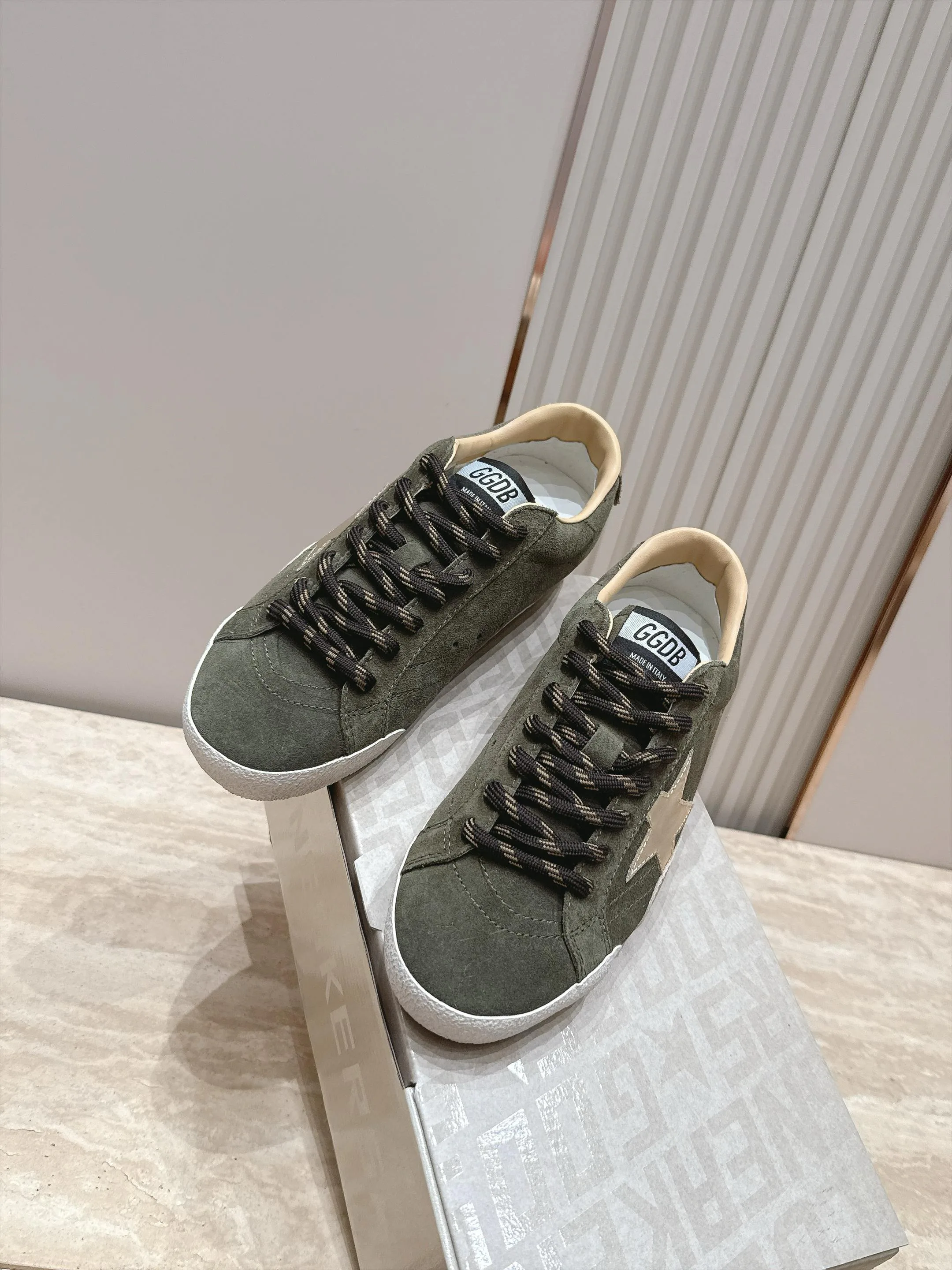 Кроссовки Женские Golden Goose 18420766